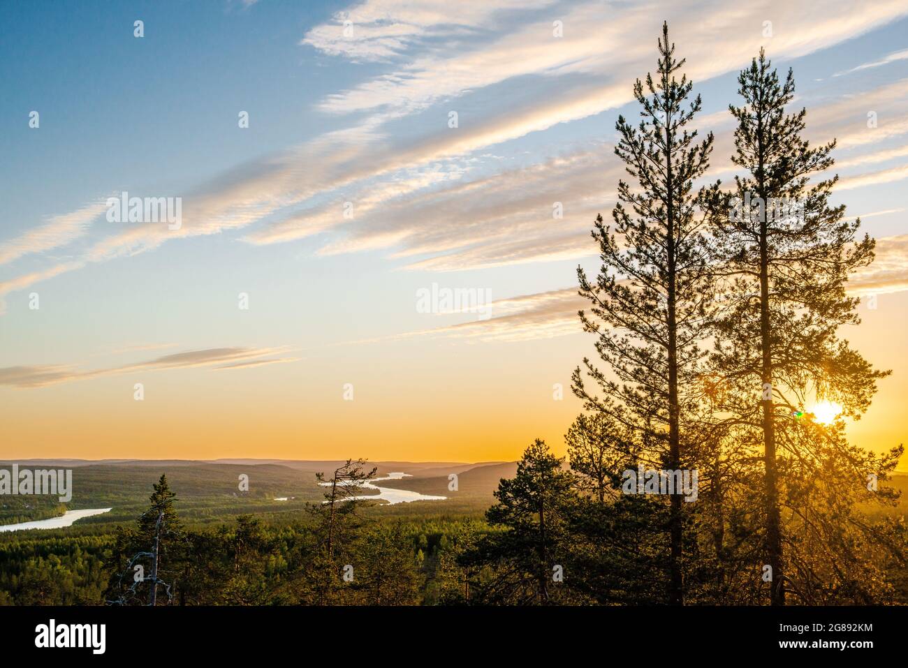 Ein außergewöhnliches Erlebnis, den Sonnenuntergang in der freien Natur Finnlands fast um Mitternacht zu beobachten. Stockfoto