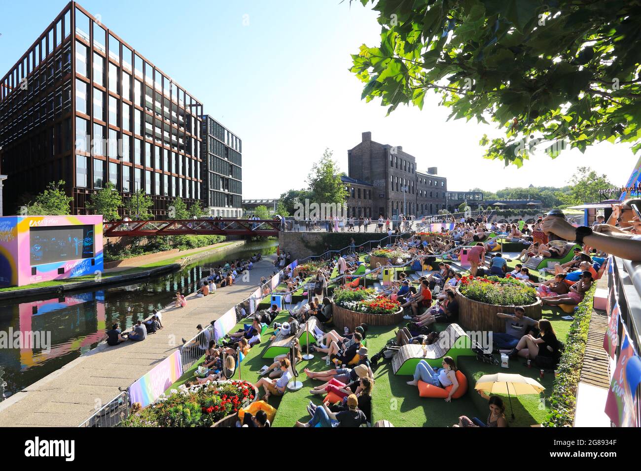 Das beliebte Everyman Summer Love Free Filmfestival am Ufer des Regents Canal am Granary Square, Kings Cross, London, Großbritannien Stockfoto