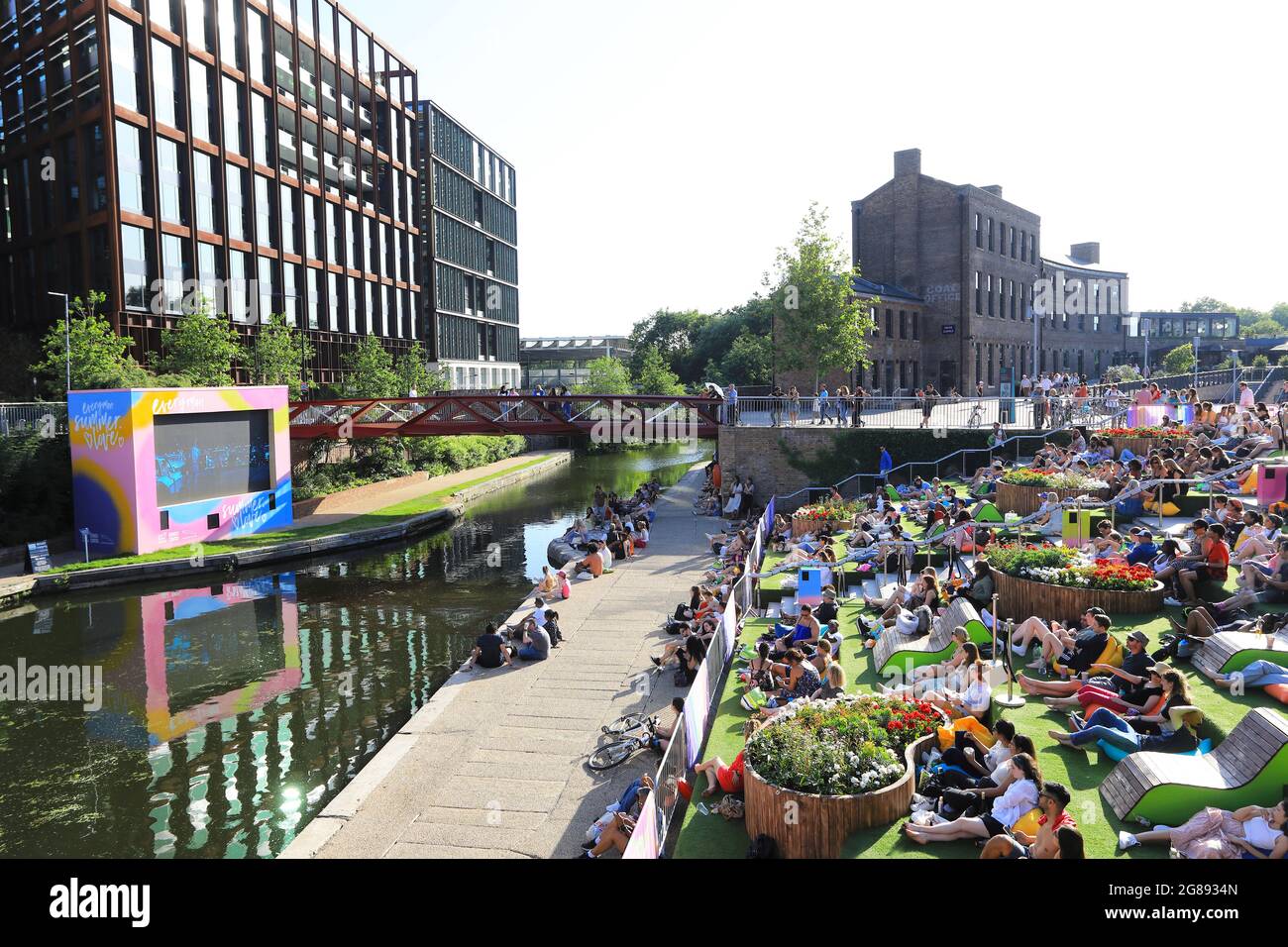 Das beliebte Everyman Summer Love Free Filmfestival am Ufer des Regents Canal am Granary Square, Kings Cross, London, Großbritannien Stockfoto