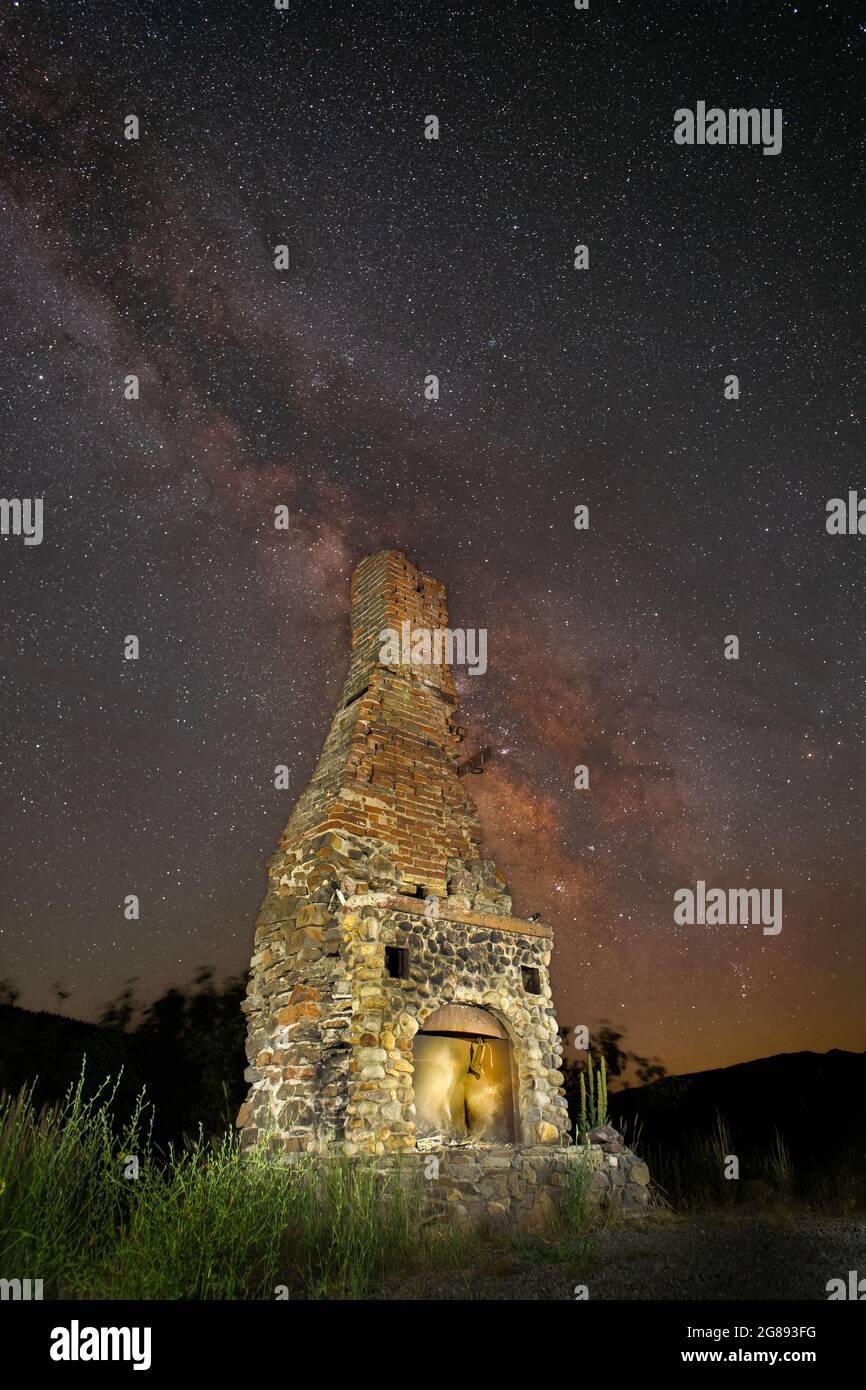 Dieses Bild zeigt einen Kamin und einen Kamin, der am California State Highway 36 im Lassen County, Kalifornien, USA, unterhalb der Galaktischen Straße steht Stockfoto