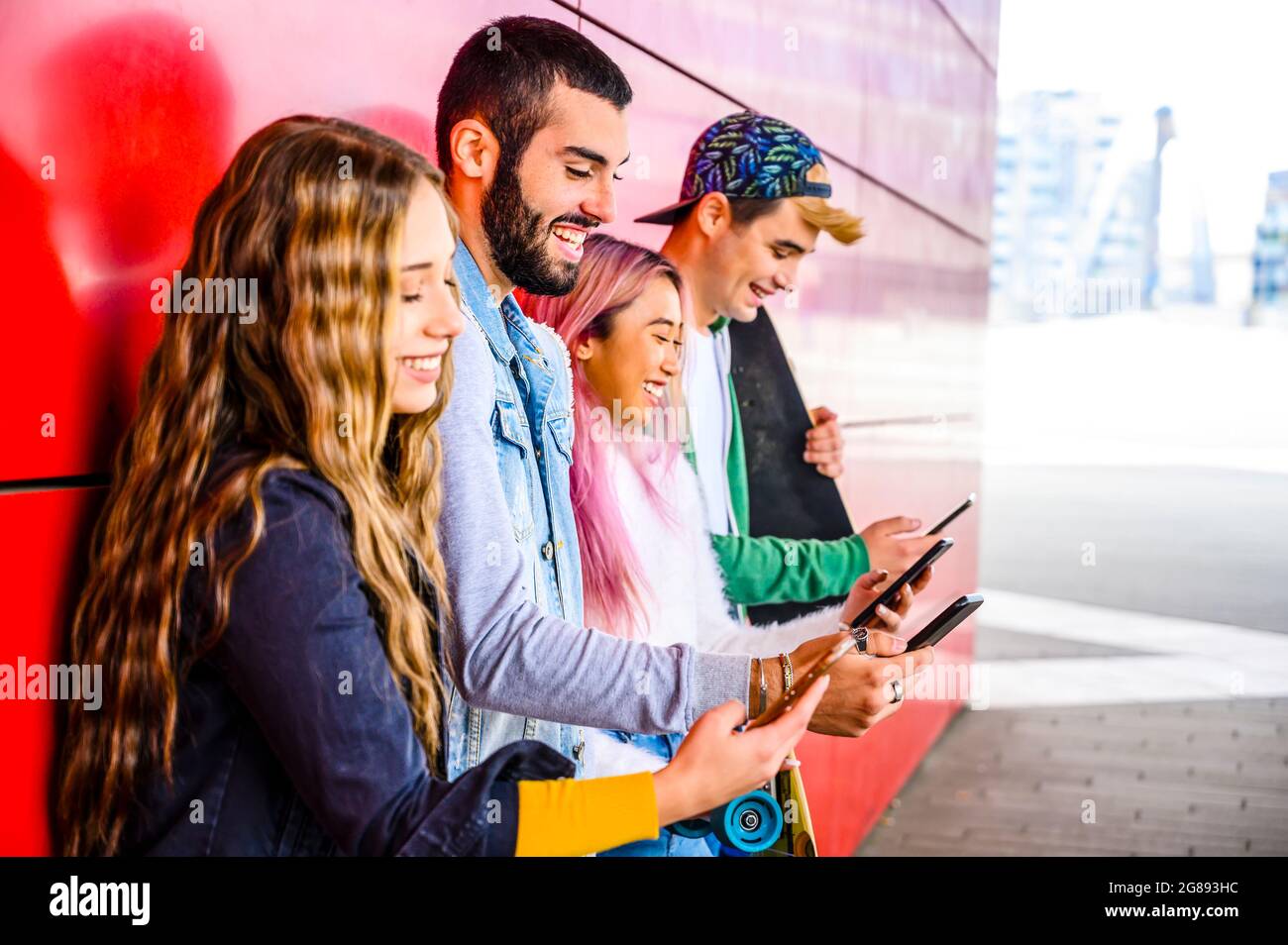 Glückliche junge multirassische Menschen treffen sich im Freien - Gruppe von fröhlichen Teenagern, die Spaß haben und Smart-Handys, Konzepte über Teenager, lif Stockfoto