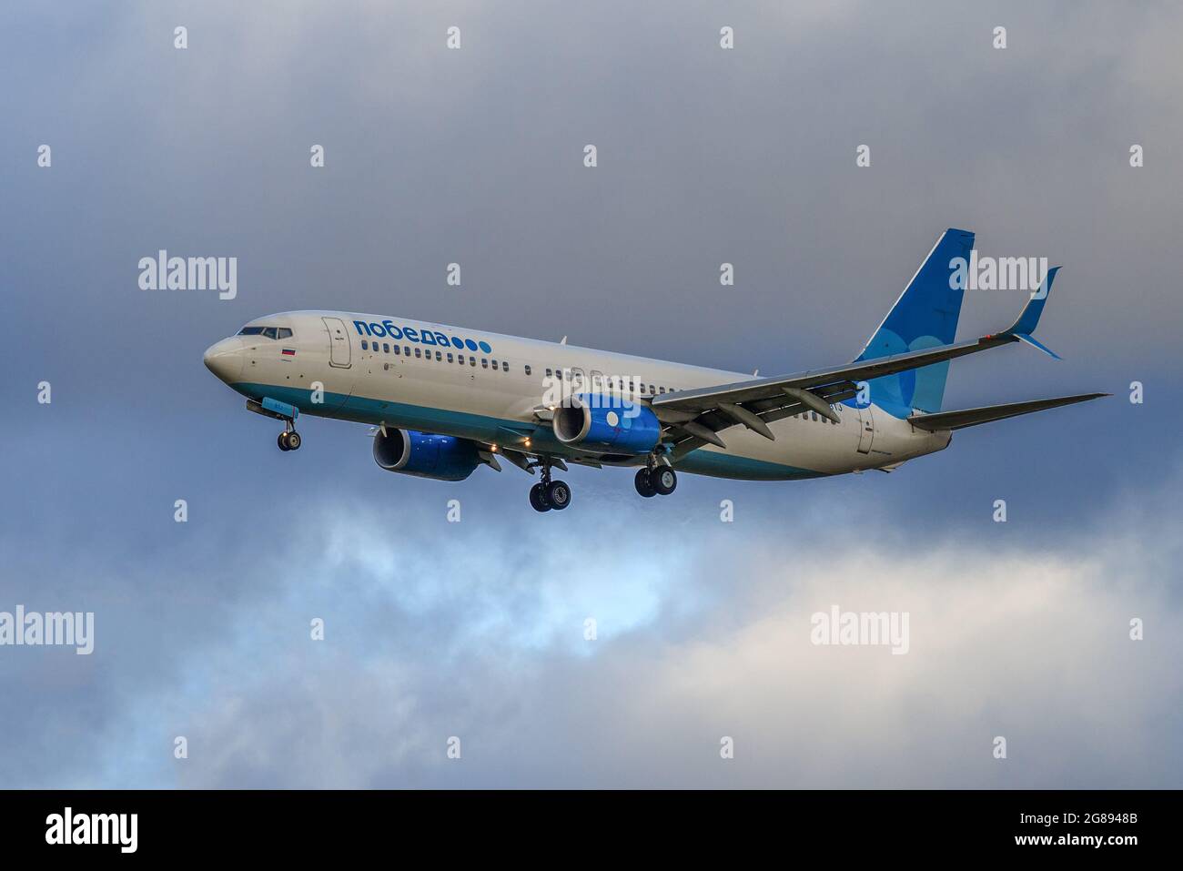 SANKT PETERSBURG, RUSSLAND - 28. OKTOBER 2020: Boeing 737-800 (VQ-BTJ) von Pobeda Airlines auf Gleitpfad bei bewölktem Herbsthimmel Stockfoto