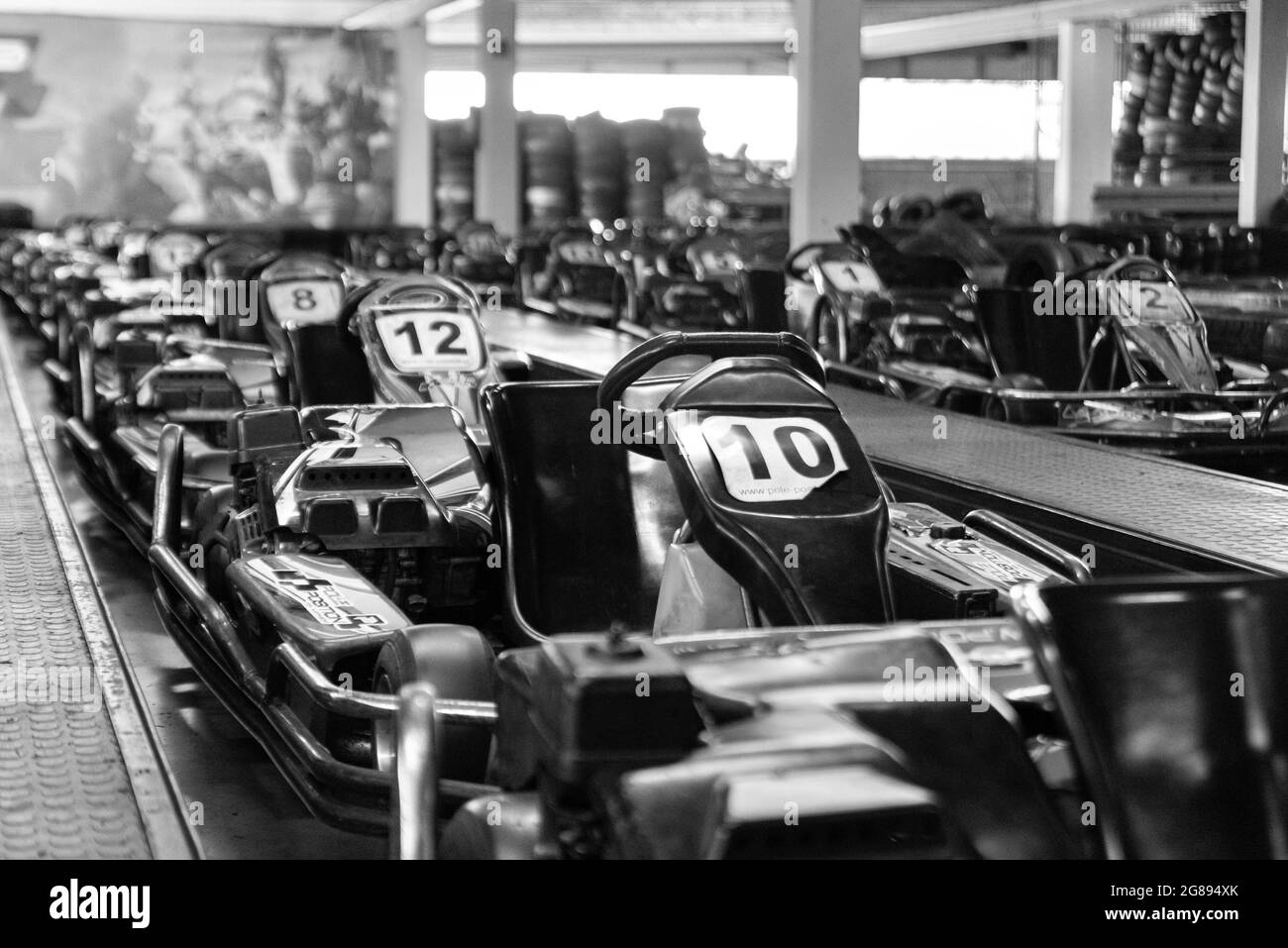 Warschau, Polen - 27. Juni 2021: Karts stehen an. Kleine Rennwagen bereit zum Start. Motorsport für Kinder und Erwachsene. Stockfoto