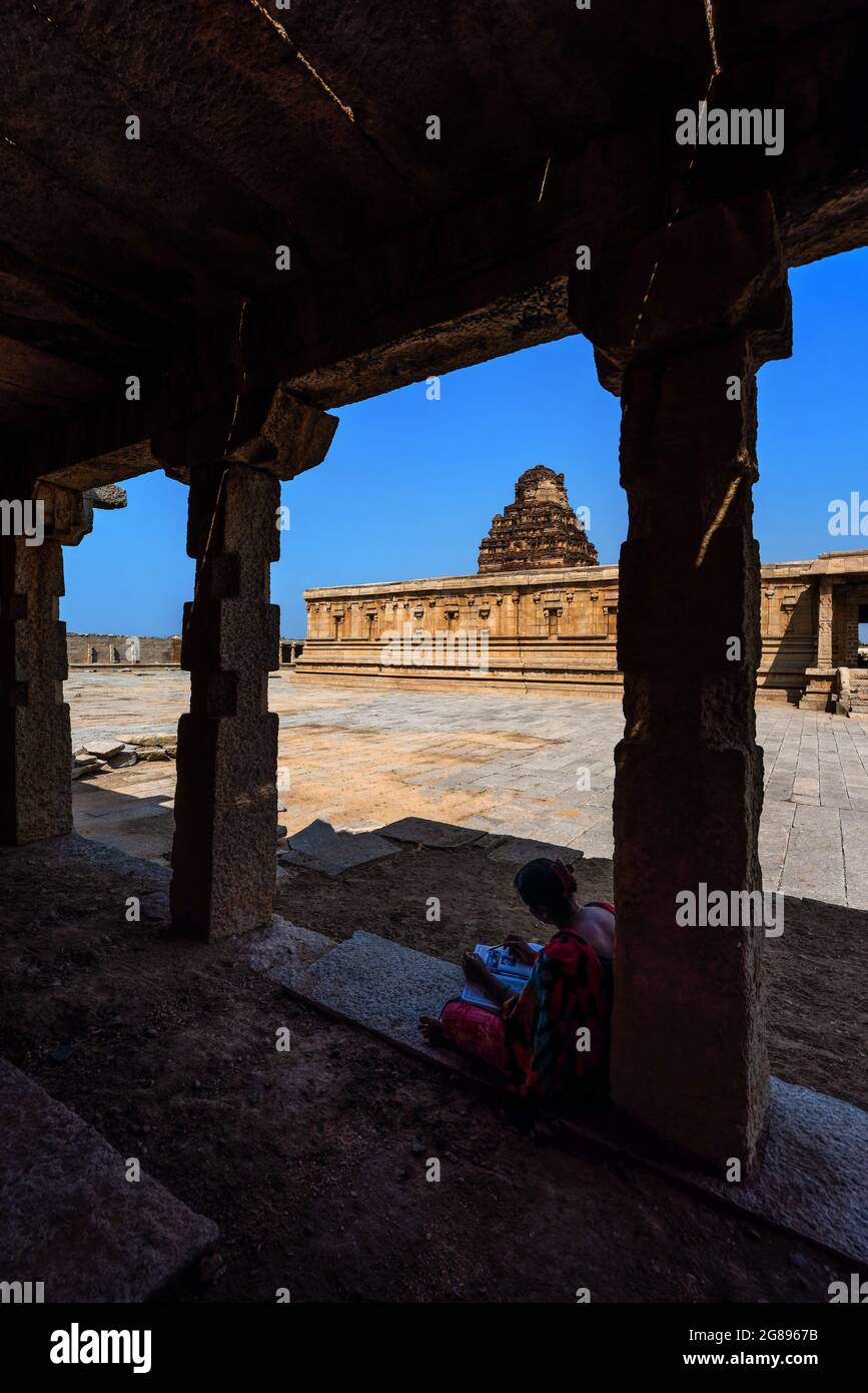 Hampi, Karnataka, Indien - 13. Januar 2020 : Blick auf den Pattabhirama-Tempelkomplex. Hampi, die Stadt der Ruinen, ist ein UNESCO-Weltkulturerbe. Karnataka Stockfoto