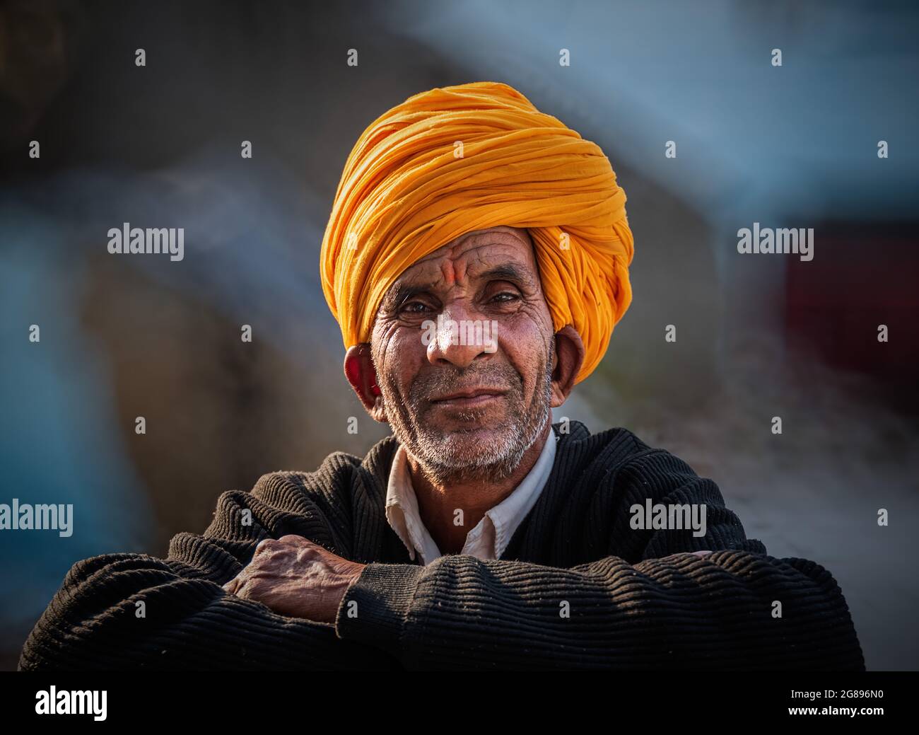 Pushkar, Rajasthan, Indien - 15. Januar 2020 : Porträt eines indischen Rajasthani-Mannes in traditioneller Kleidung mit Turban (Pagadi) auf dem Kopf bei P gekleidet Stockfoto