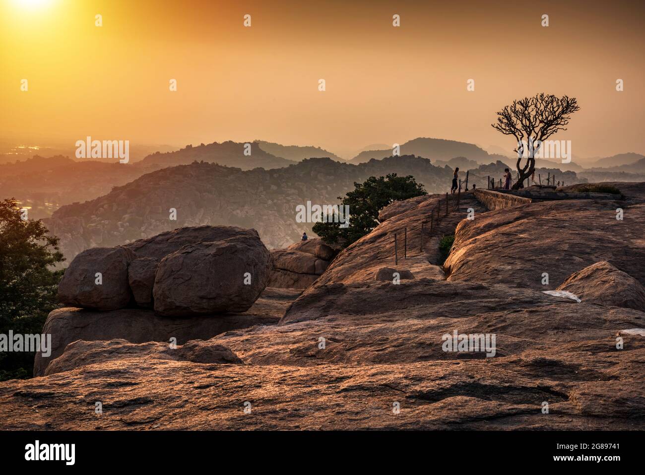 Hampi, Karnataka, Indien - 15. Januar 2020 : Blick bei Sonnenuntergang auf Kishkinda, Anjanadri Hill, (Monkey Temple) Anjaneya Parvat, den Geburtsort des Hanuman-Gottes, Stockfoto