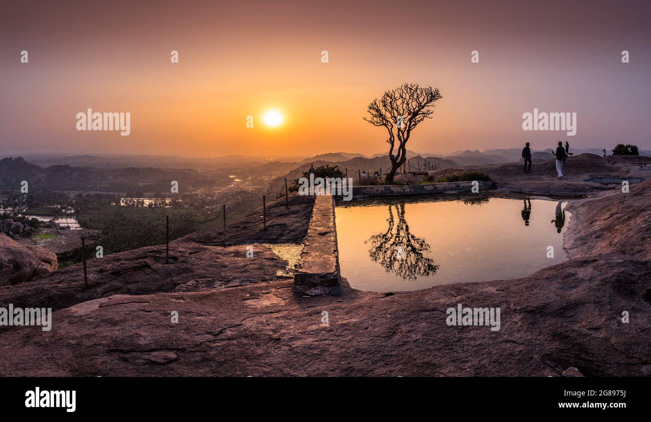 Hampi, Karnataka, Indien - 15. Januar 2020 : Blick bei Sonnenuntergang auf Kishkinda, Anjanadri Hill, (Monkey Temple) Anjaneya Parvat, den Geburtsort des Hanuman-Gottes, Stockfoto