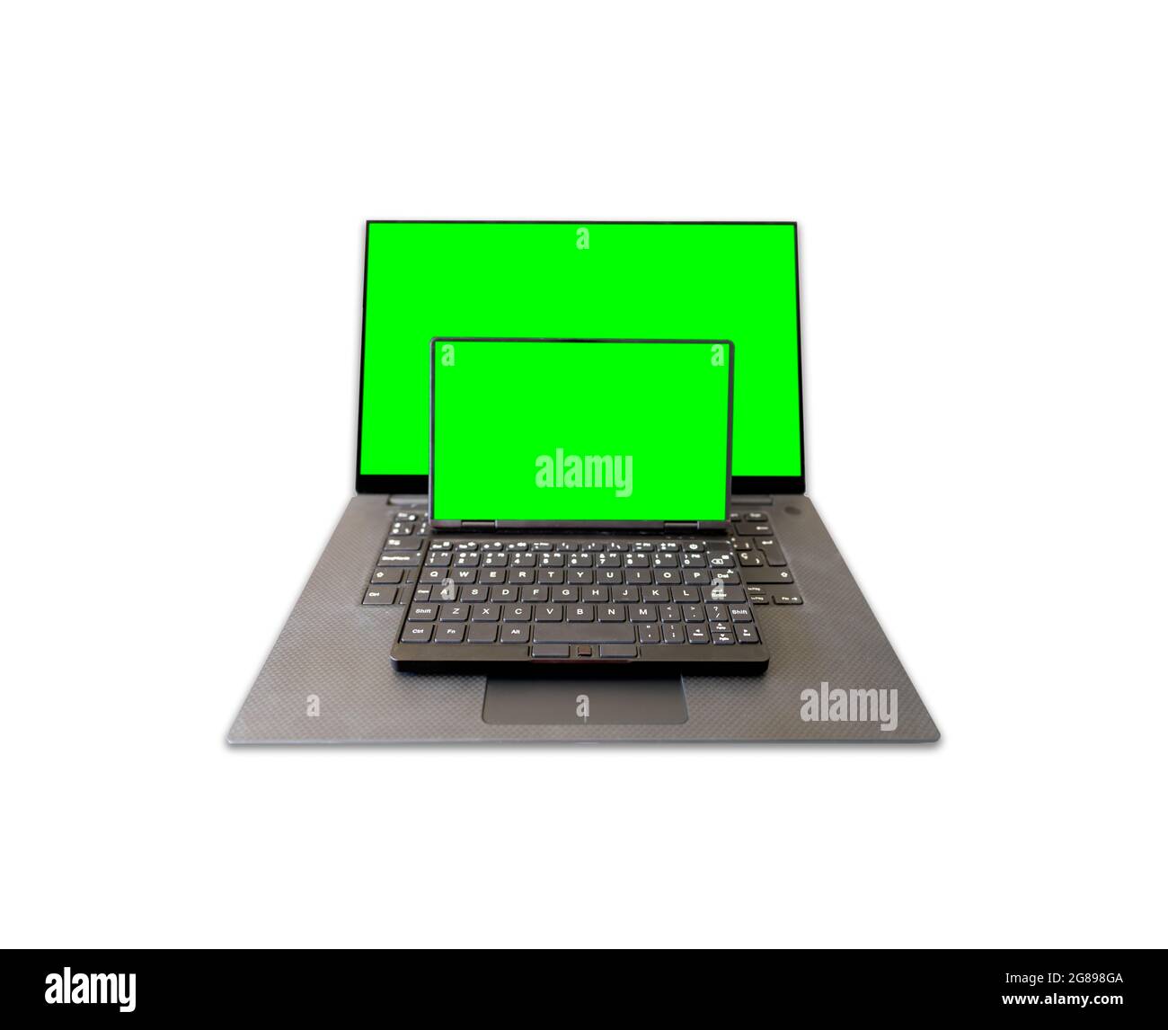 Zwei Laptops mit grünen Bildschirmen über Weiß Stockfoto
