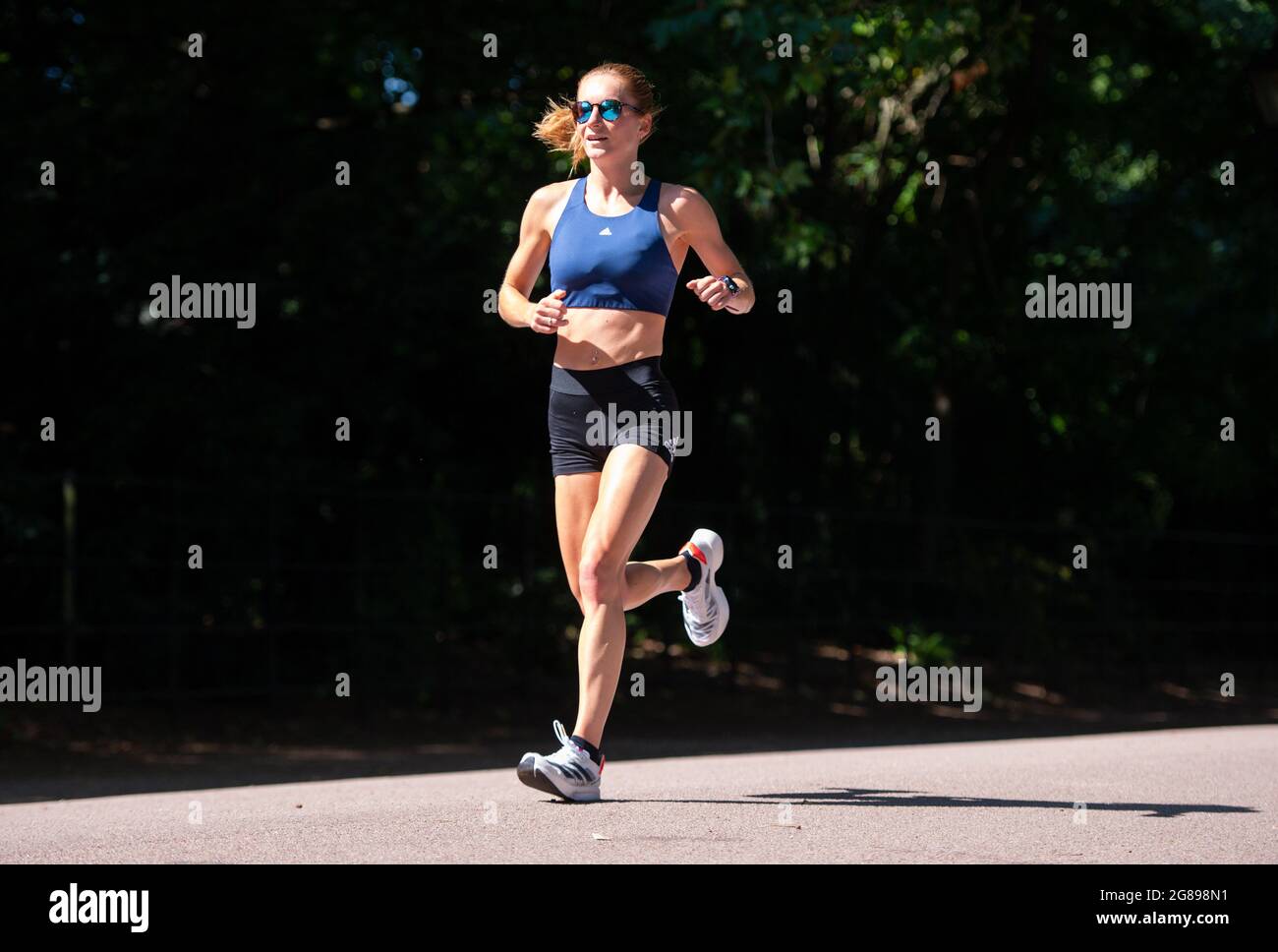 Battersea Park, Großbritannien. 18. Juli 2021. Stephanie Davis Team GB Olympic Marathon Runner trainiert in der drückenden Hitze im Battersea Park, um sich auf die Hitze bei den Olympischen Spielen 2020 in Tokio vorzubereiten. Quelle: Nigel Bramley/Alamy Live News Stockfoto