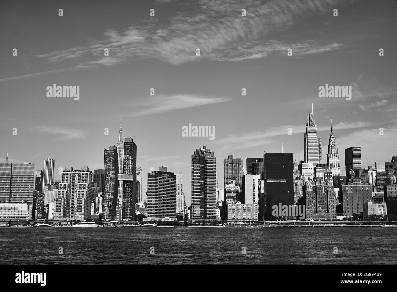 Midtown Manhattan vom East River aus Stockfoto