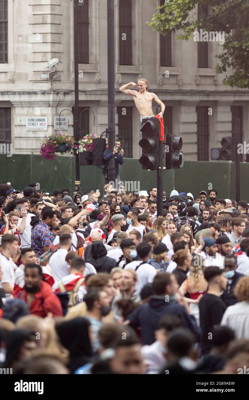 Menge englischer Fans außerhalb der Fanzone beim Finale der EM 2020 zwischen England und Italien, Trafalgar Square, London, 11. Juli 2021 Stockfoto