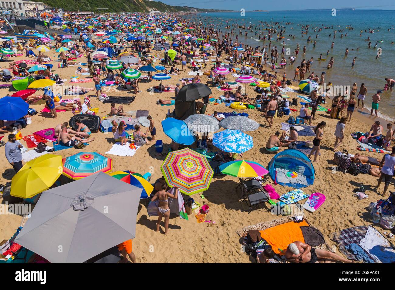 Bournemouth, Dorset, Großbritannien. 18th. Juli 2021. Wetter in Großbritannien: Heißer, sonniger Tag am Bournemouth Beach an der Südküste, während Menschenmassen an die Küste strömen und Sonnenanbeter die Sonne in der Hitzewelle genießen. Die Strände sind voll mit kaum einem freien Platz und die Parkplätze voll. Quelle: Carolyn Jenkins/Alamy Live News Stockfoto