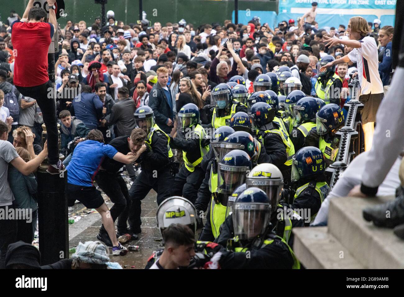 Beim Finale der EM 2020 zwischen England und Italien, Trafalgar Square, London, 11. Juli 2021, kam es zu Zusammenstößen der Polizei mit Fußballfans Stockfoto