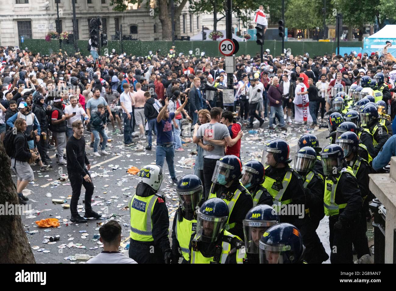 Beim Finale der EM 2020 zwischen England und Italien, Trafalgar Square, London, 11. Juli 2021, kam es zu Zusammenstößen der Polizei mit Fußballfans Stockfoto