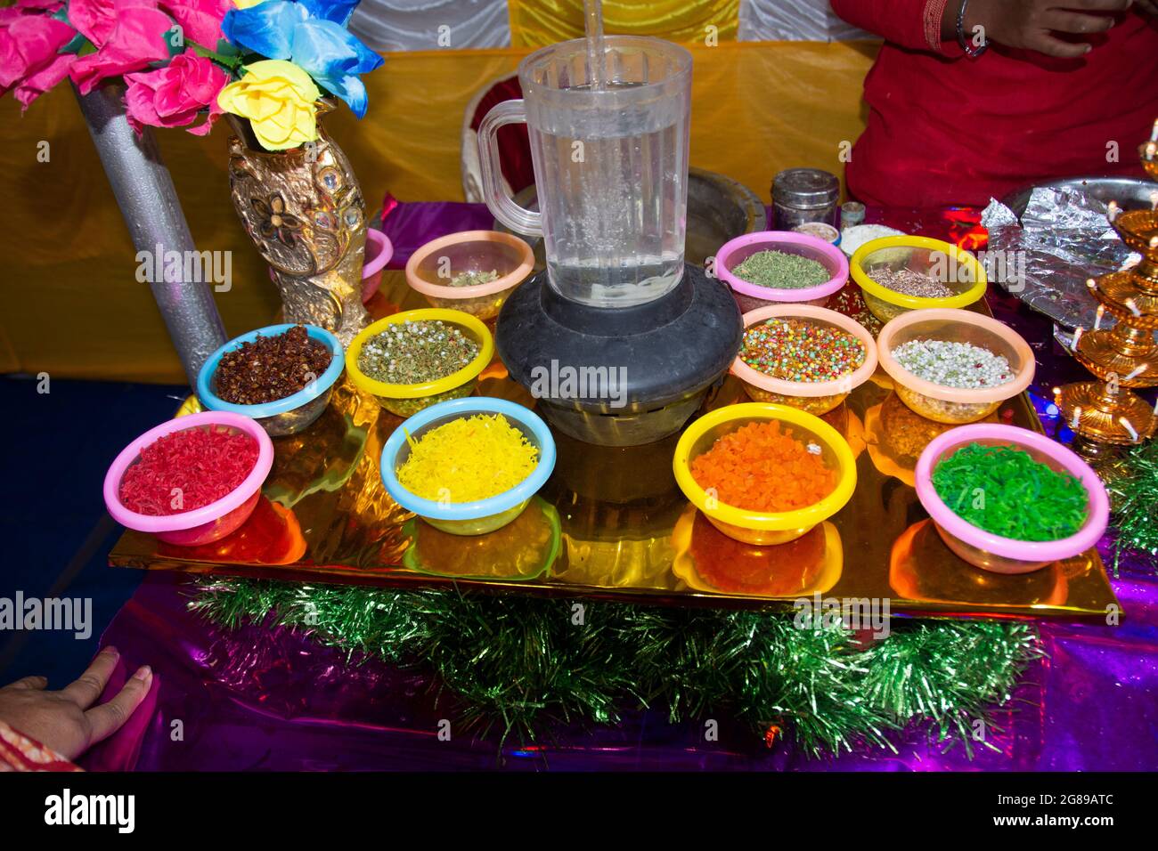 Banarasi paan ist eine exotische Kombination aus areca-Nüssen, Catechu kattha aus frischem Betelblatt, Tabak, abgeschlickter Limette, zu denen andere Zutaten wie Rose p Stockfoto