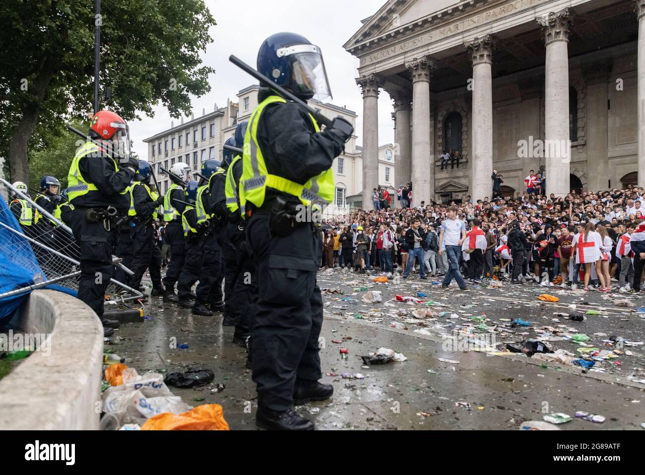 Beim Finale der EM 2020 zwischen England und Italien, Trafalgar Square, London, 11. Juli 2021, kam es zu einem Zusammenstoß der Bereitschaftspolizei mit Fans Stockfoto