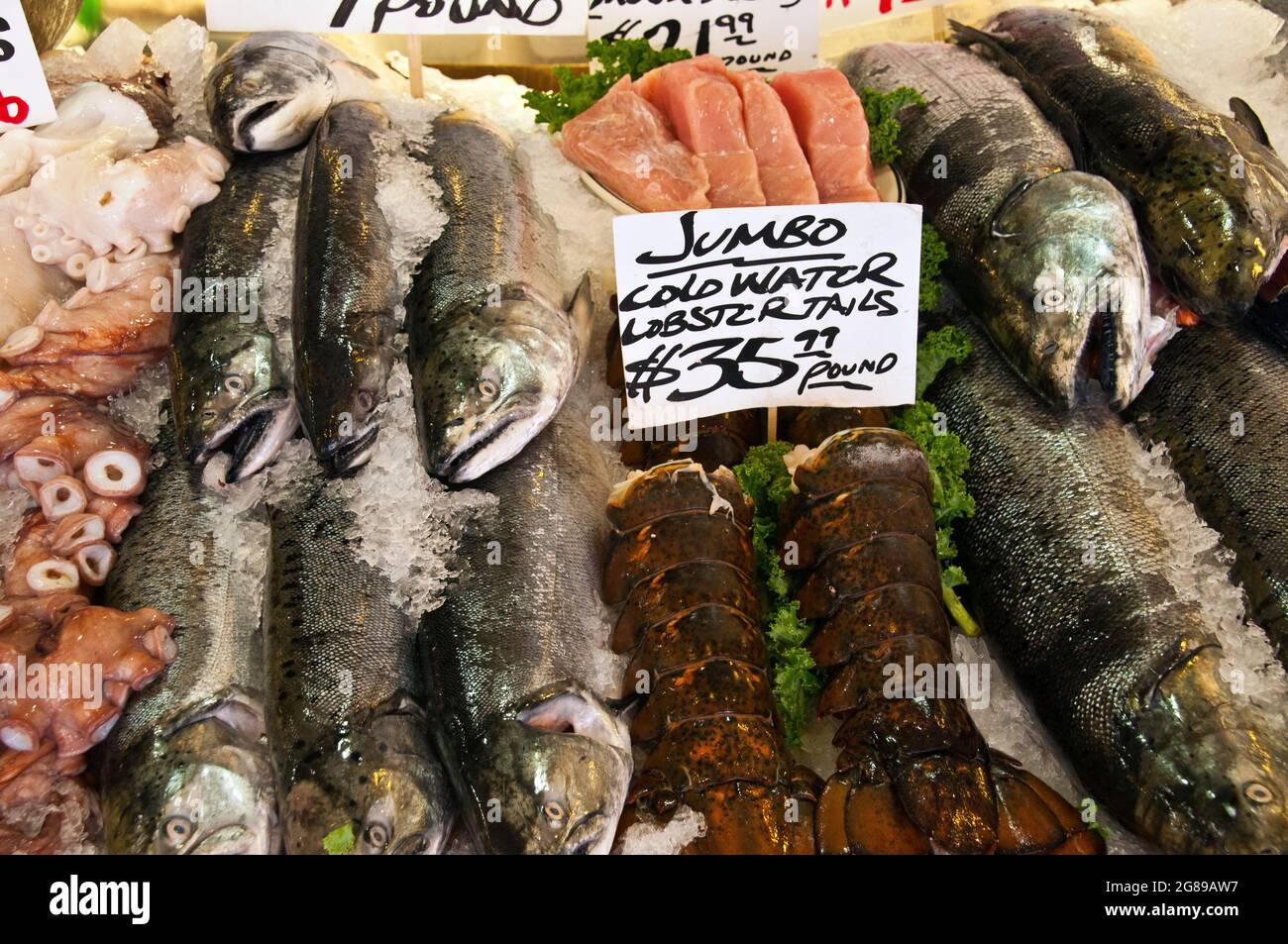 Meeresfrüchte werden auf dem Pike Street Market, Seattle, Washington, ausgestellt Stockfoto