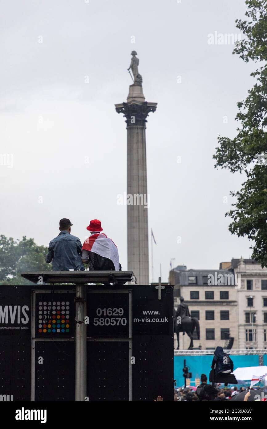 England-Fans schauen beim Finale der EM 2020 in England gegen Italien, Trafalgar Square, London, 11. Juli 2021, in die Fanzone Stockfoto