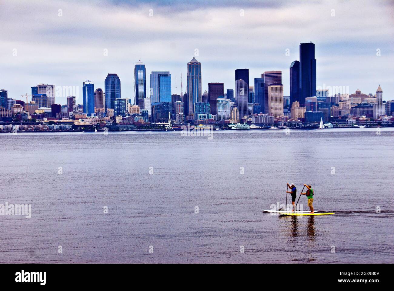 Paddle-Boarder, Seattle Beyond Stockfoto
