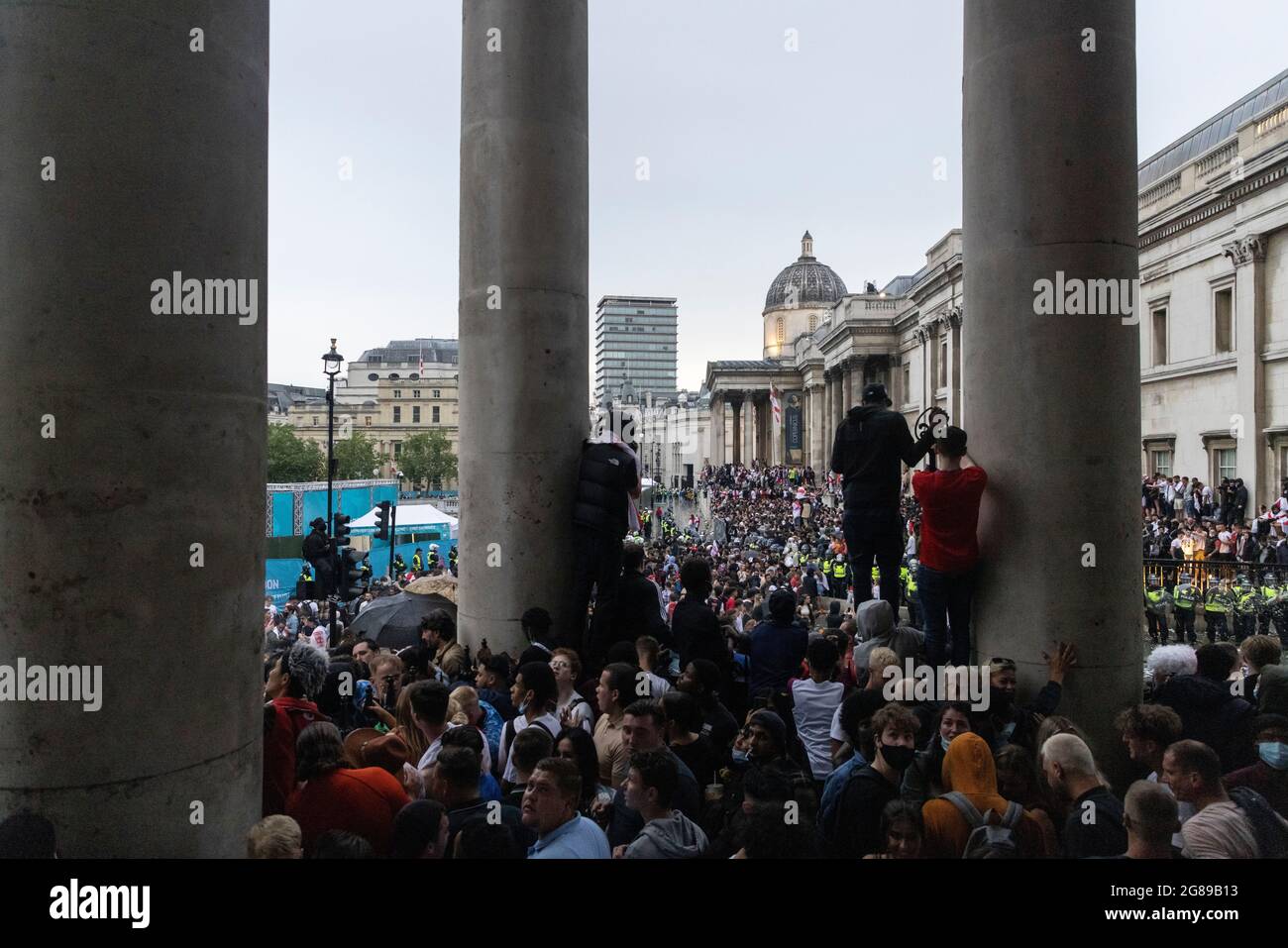 Eine Menge England-Fans außerhalb der Fanzone während des Finales der EM 2020 zwischen England und Italien, Trafalgar Square, London, 11. Juli 2021 Stockfoto