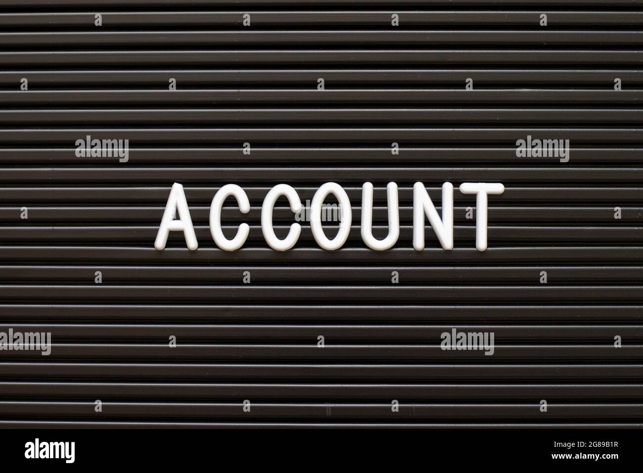 Schwarzes Filzbriefbrett mit weißem Alphabet im Wortkontohintergrund Stockfoto