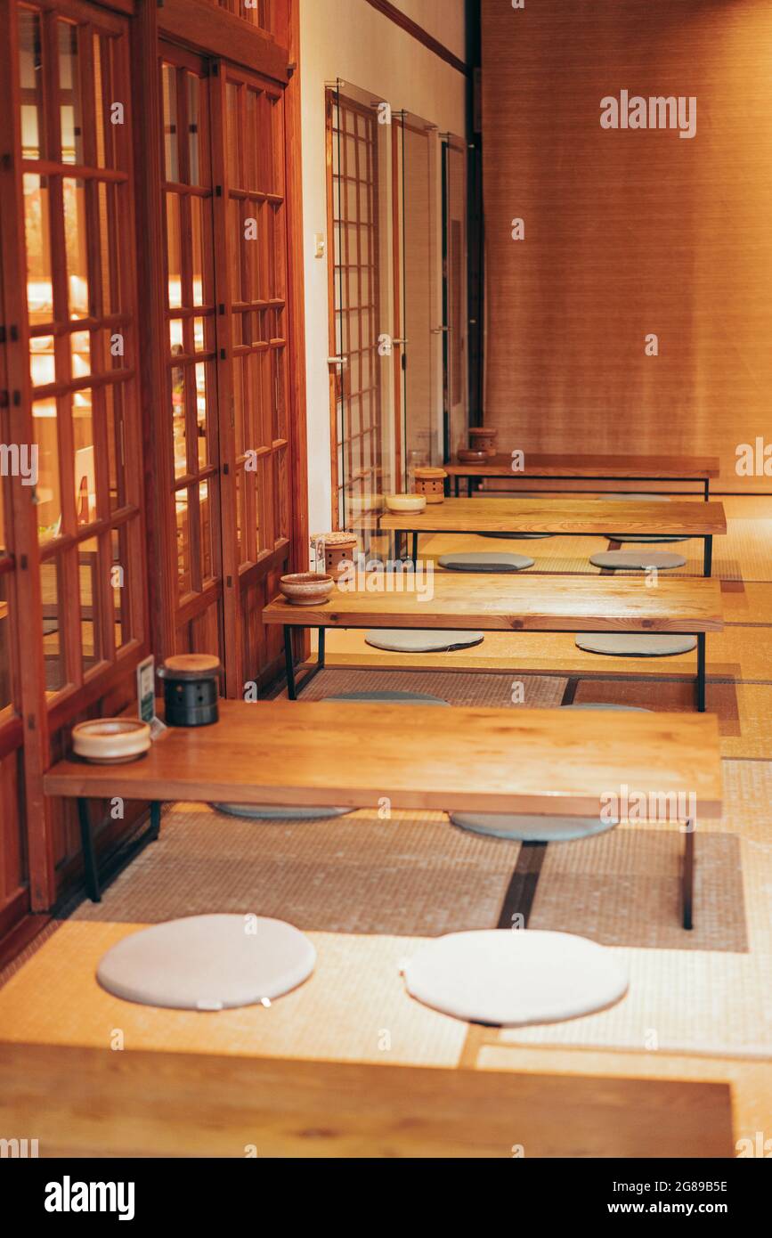 Traditionelles japanisches Machiya-Haus oder Ryokan-Restaurant mit Holztisch und Türen mit natürlichem, hellem Licht Stockfoto