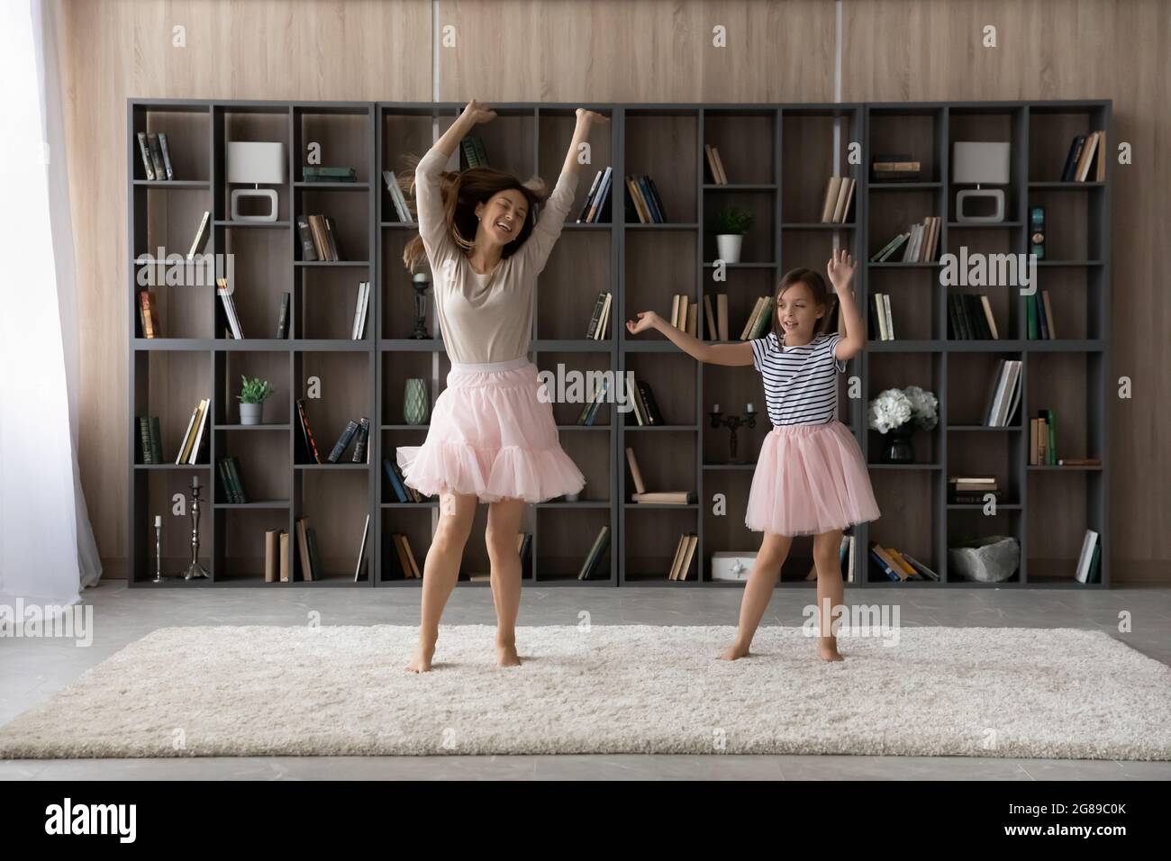 Glücklich aktive Mutter und kleine Tochter Mädchen trägt Prinzessin Röcke Stockfoto