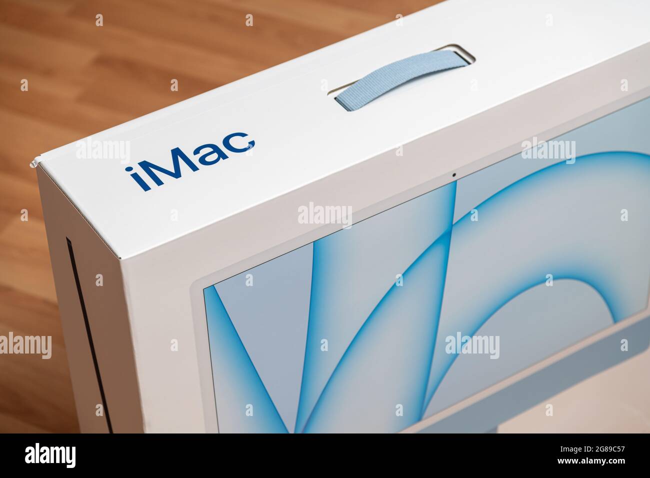 Antalya, Türkei - 18. Juli 2021: Blaue Farbe 2021 Apple neues M1 Chip iMac Paket. Selektiver Fokus Stockfoto