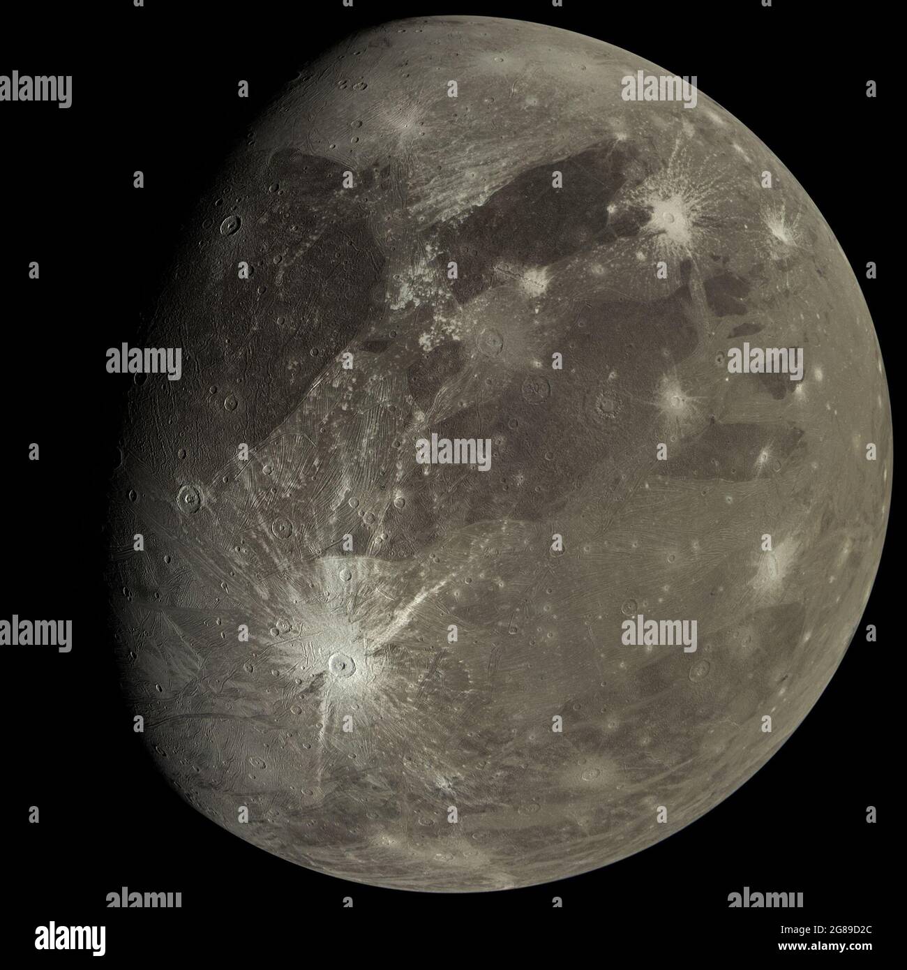 Juli 2021. Am 7. Juni 2021 flog die Juno-Sonde der NASA näher an Jupiters größten Mond, Ganymede, als jede andere Raumsonde seit mehr als zwei Jahrzehnten, und bot dramatische Einblicke in die eisige Kugel und den Gasriesen. Der Vorbeiflug war der erste Nahaufnahme-Blick auf den Großmond seit dem letzten Vorbeiflug des NASA-Orbiters Galileo im Jahr 2000. Weniger als einen Tag später machte Juno seinen 34. Vorbeiflug von Jupiter und raste in weniger als drei Stunden über seine rauschende Atmosphäre von Pol zu Pol. NASA/UPI Credit: UPI/Alamy Live News Stockfoto