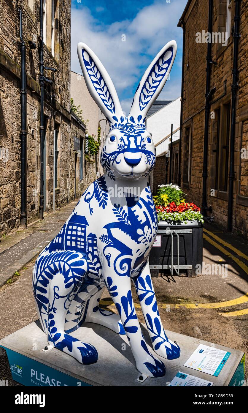 Farbenfrohe Skulptur mit riesigen Hasen, The Big Hare Trail Event, North Berwick, East Lothian, Schottland, Großbritannien Stockfoto