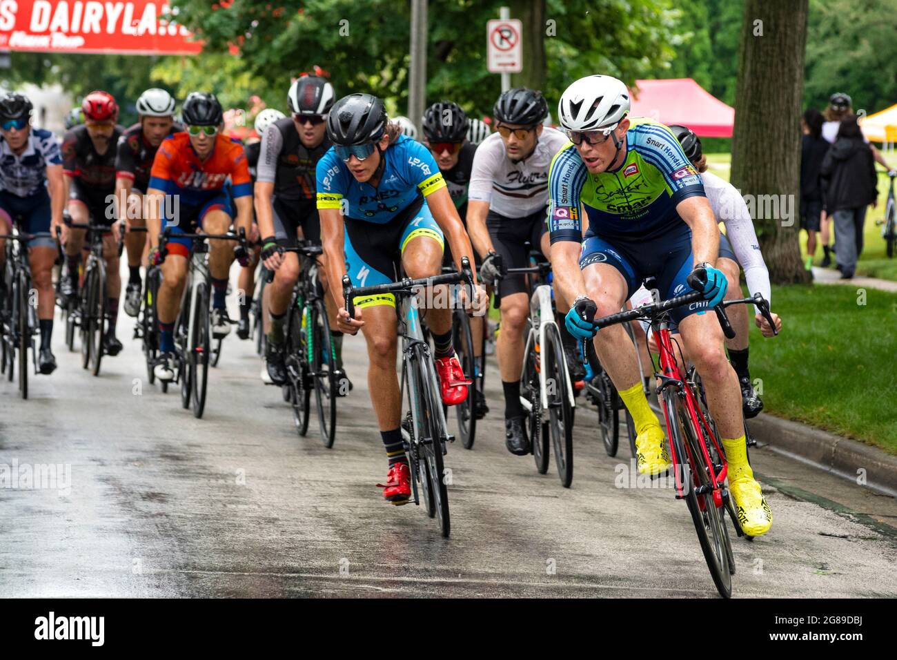 Wauwatosa, WI/USA - 26. Juni 2021: Rennfahrer auf Kurs während der Washington Highlands Kategorie drei Männer Kriterium in der Tour of America's Dairyland. Stockfoto