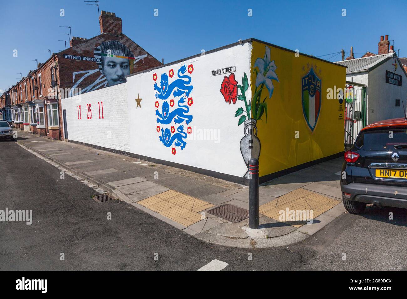 Darlington, Großbritannien, 18. Mai 2021. Das Wandbild der Arthur Wharton Foundation wurde mit rassistischen Graffiti verwüstet, nachdem die Stiftung die drei englischen Fußballer unterstützt hatte, die Strafen verpassten. Die Vandalismen wurden nun entfernt. David Dixon/Alamy Stockfoto