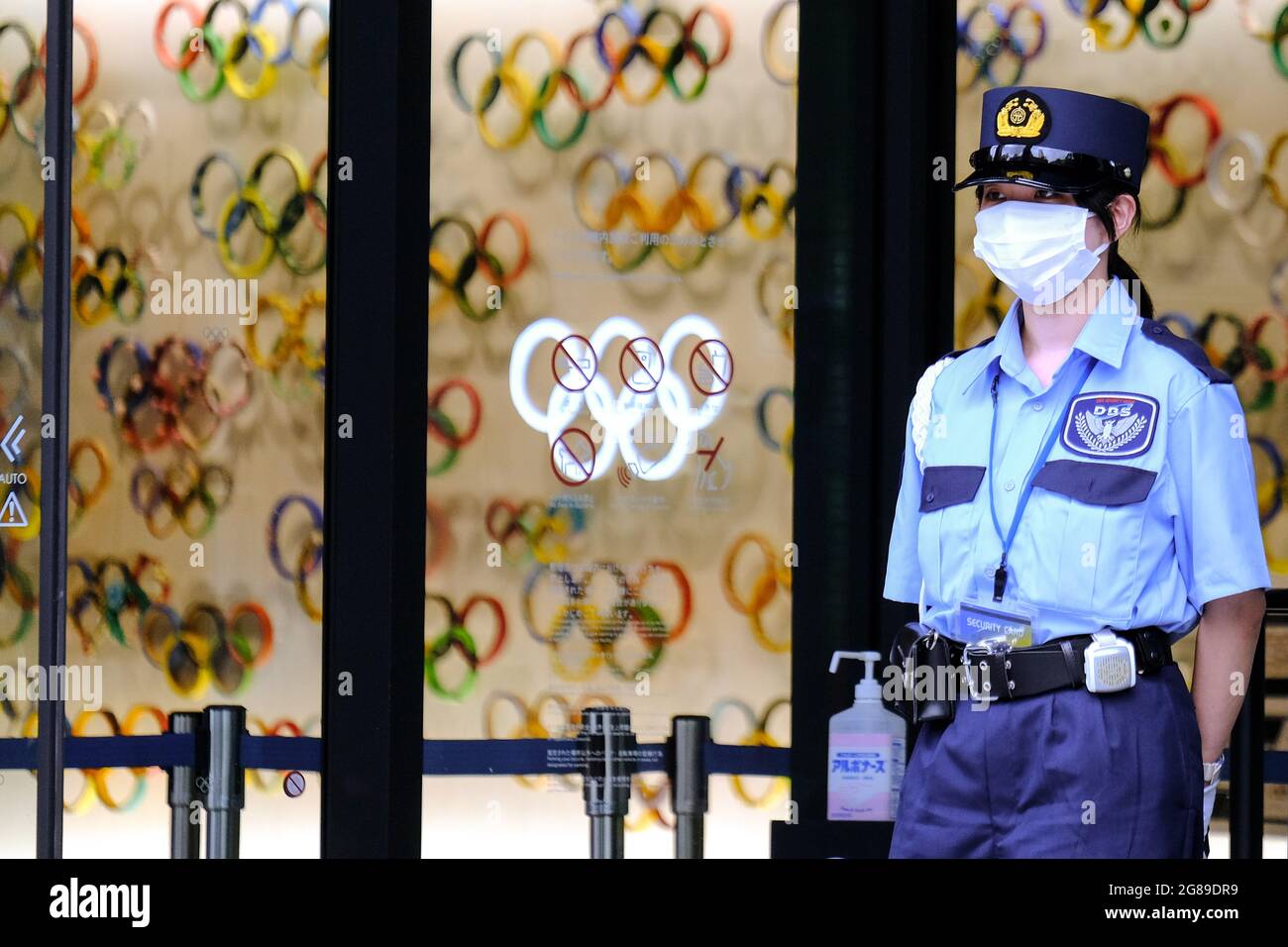 Tokio, Japan. Juli 2021. Ein Sicherheitsbeamter mit Gesichtsmaske steht vor den Olympischen Ringen im Japanischen Olympischen Museum in der Nähe des Nationalstadions in Tokio. (Bild: © James MATSMOoto/SOPA Images via ZUMA Press Wire) Stockfoto