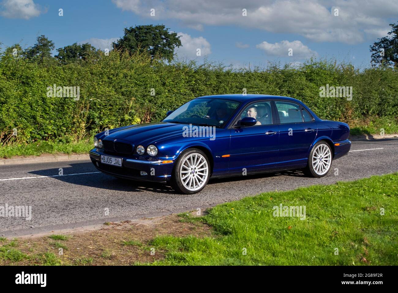 2005 blaues Jaguar V8 Sport 6-Gang-Automatikfahrzeug mit 3555 ccm und 4-Liter-Motor auf dem Weg zur Capesthorne Hall Classic Car Show im Juli, Ceshire, Großbritannien Stockfoto