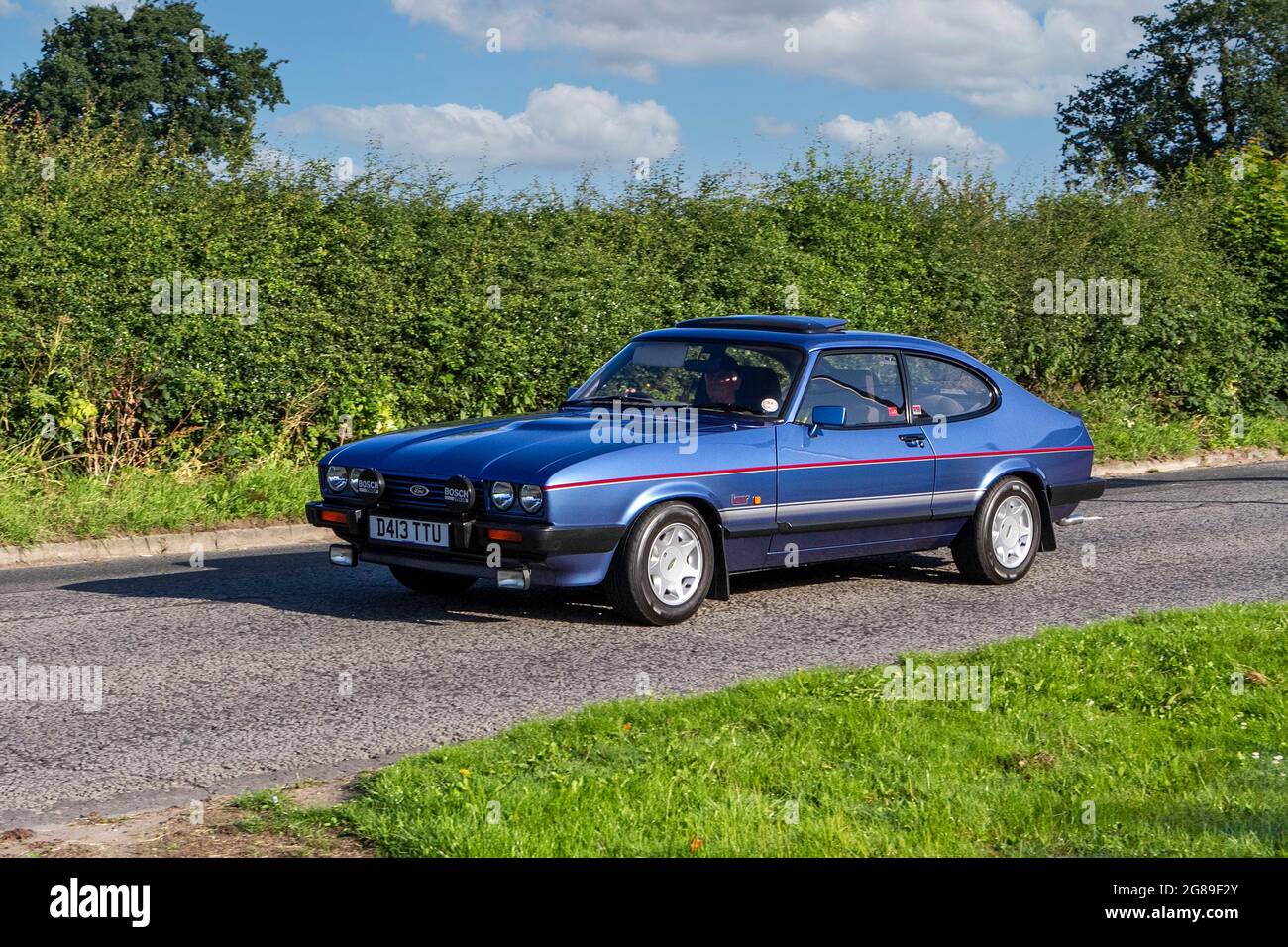 Blaues Ford Capri 2000 ccm Fahrzeug aus den 1987 80er Jahren auf dem Weg zur Capesthorne Hall Classic Car Show im Juli in Cheshire, Großbritannien Stockfoto