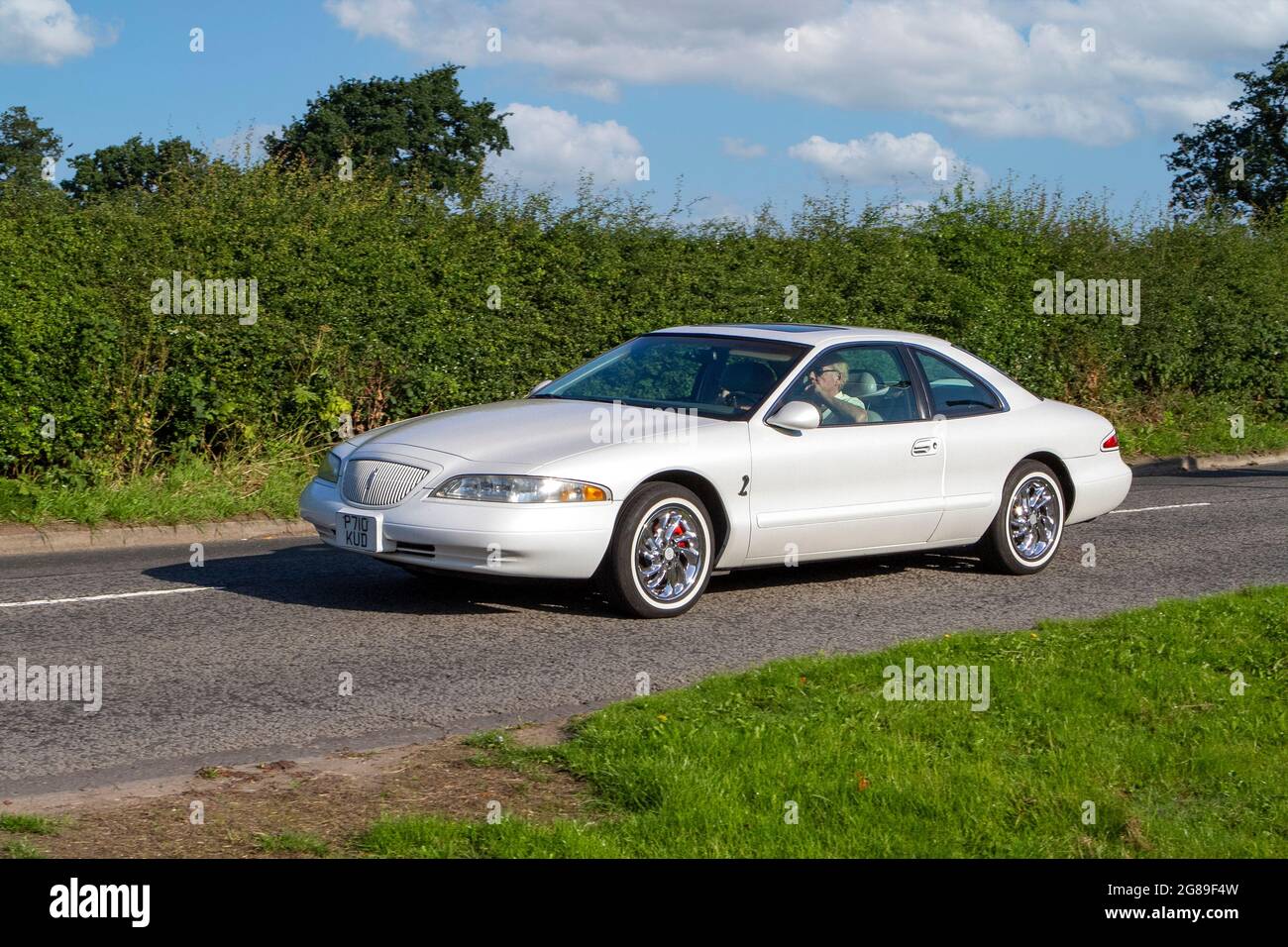 1997 90s weiße 2dr Lincoln MMKVIII Fahrzeuge auf dem Weg zur Capesthorne Hall Classic Car Show im Juli, Cheshire, Großbritannien Stockfoto