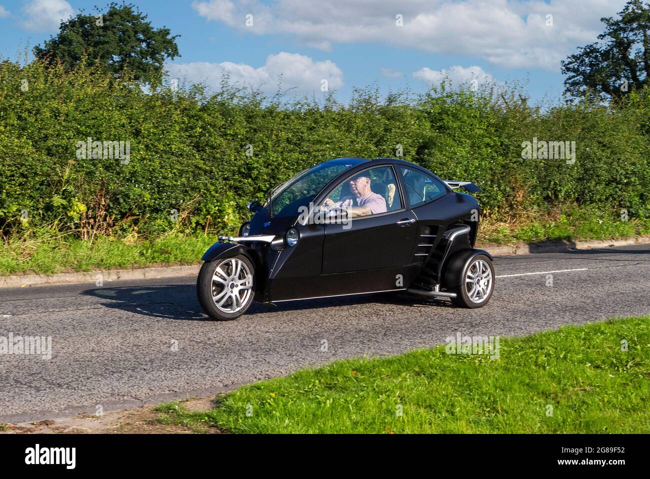2007 Black Carver One Trike, 659cc Benzin-Motorrad Persu Mobility Carver One, Lean Machine, Elektro-Dreirad-Fahrzeug auf dem Weg nach Capesthorne Hall Stockfoto
