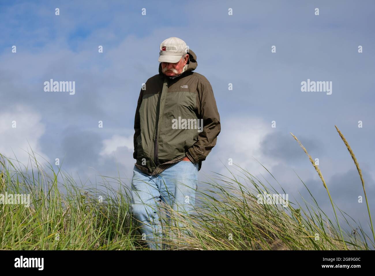 Älterer Mann, der am Strand entlang geht, Pacific Beach State Park, Olympic Peninsula, Washington State, USA, Pacific Northwest. Stockfoto