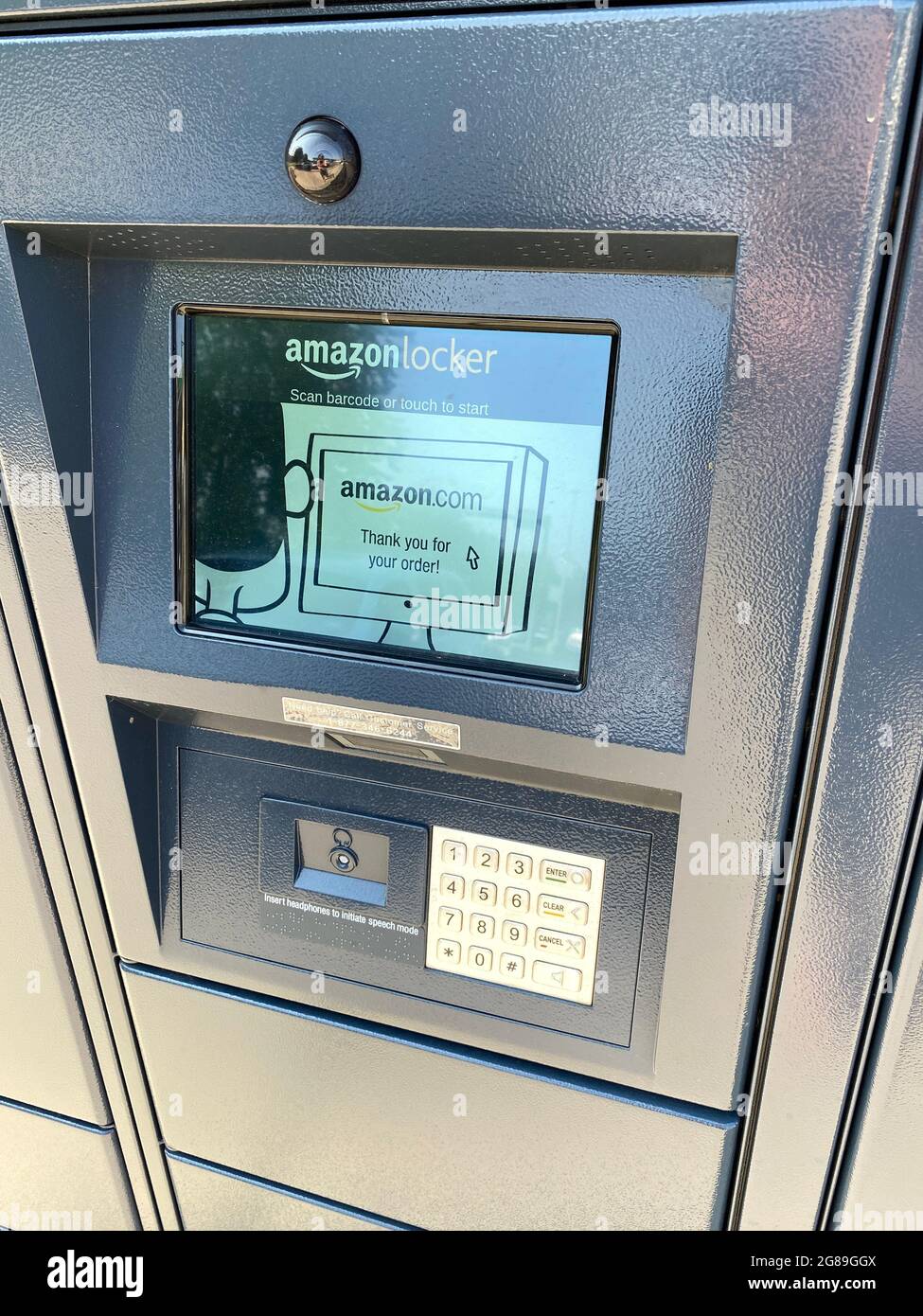 Amazon Hub locker für alternative Lieferstelle außerhalb eines Convenience-Stores ermöglicht es Käufern, bei Amazon zu bestellen und am Schließfach abzuholen. Stockfoto