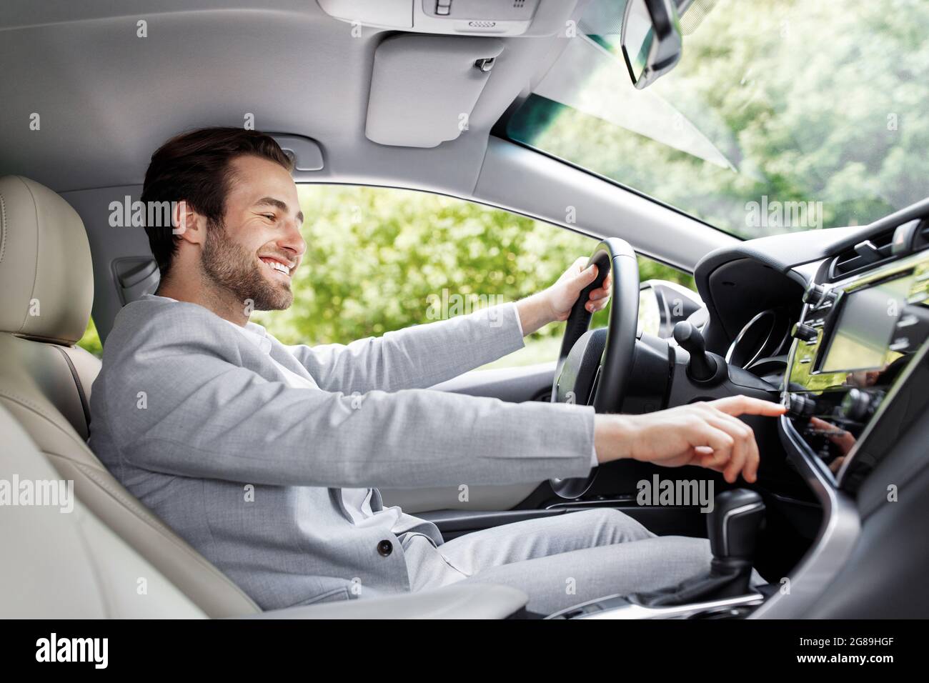 Emotionen des Erfolgs, Ausdruck von Glück, neues Auto, Miete und Straße zum Büro Stockfoto