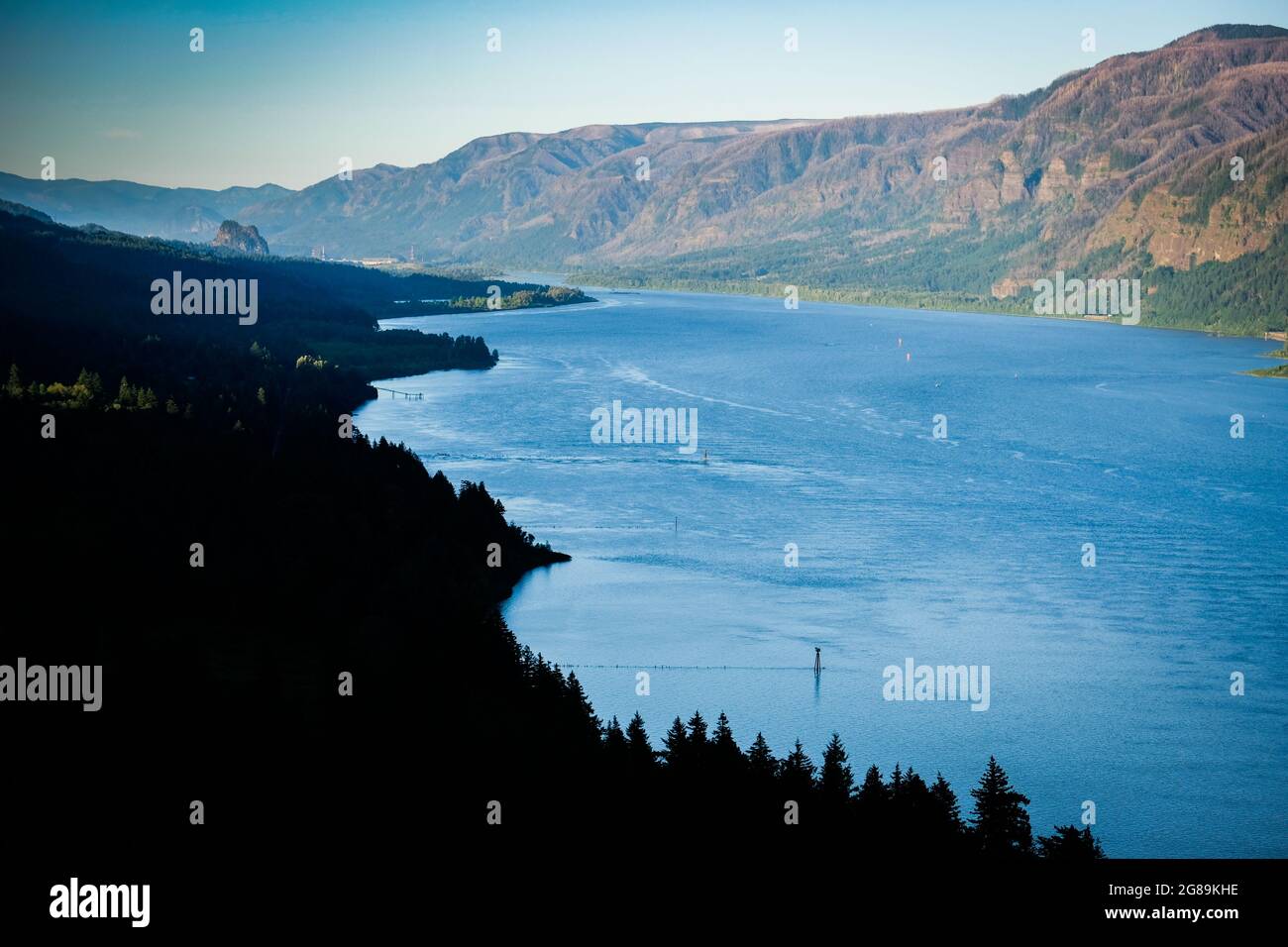 Beacon Rock, 1805 von Lewis und Clark benannt, erhebt sich über dem Columbia River im US-Bundesstaat Oregon, USA, Pazifischer Nordwesten. Stockfoto