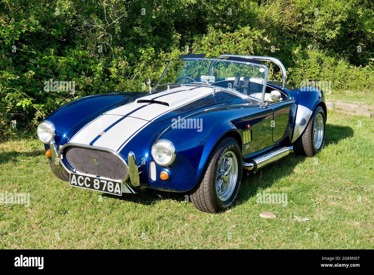 Longbridge Deverill, Wiltshire, Großbritannien - Juli 31 2019: Eine 1987 3.5L V8 AC Shelby Cobra 427 Replik von Pilgrim Motorsports Stockfoto