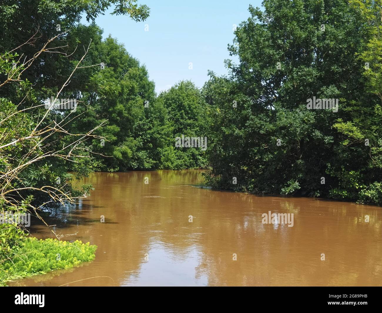 Braun schlammiger Erft nach der Flut in Grevenbroich in Deutschland Stockfoto