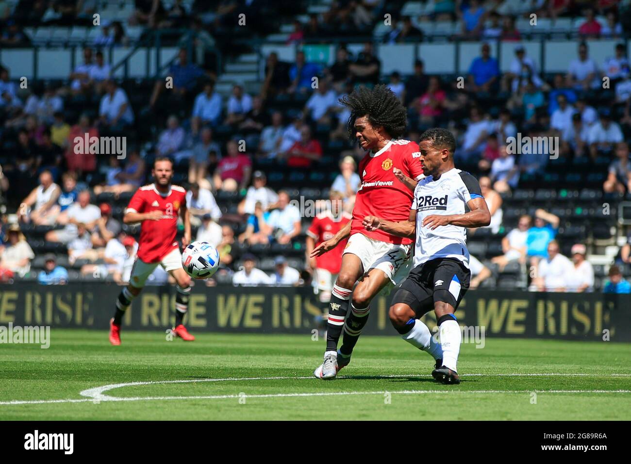 Derby, Großbritannien. Juli 2021. Tahith Chong #44 von Manchester United und Nathan Byrne #2 von Derby County Challenge für den Ball in Derby, Großbritannien am 7/18/2021. (Foto von Conor Molloy/News Images/Sipa USA) Quelle: SIPA USA/Alamy Live News Stockfoto