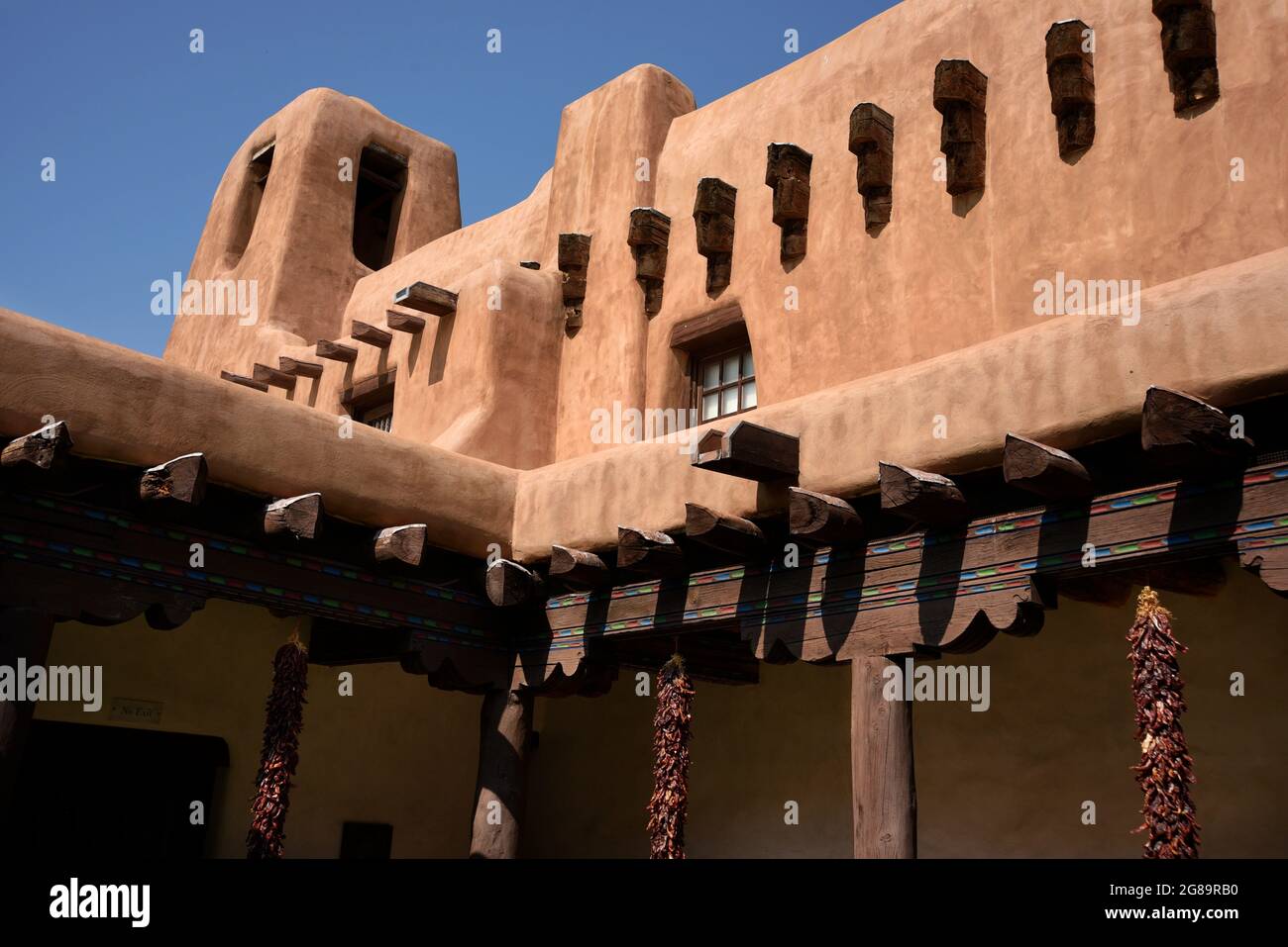 Das New Mexico Museum of Art in Santa Fe, New Mexico, wurde 1917 eröffnet und wurde im Pueblo Revival Architekturstil erbaut. Stockfoto