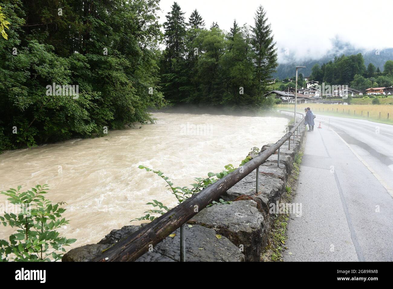 18. Juli 2021, Bayern, Schönau: Im Berchtesgadener Land floss ein Fluss bei Unwetter und Hochwasser fast über seine Ufer. Foto: Felix Hörhager/dpa Stockfoto