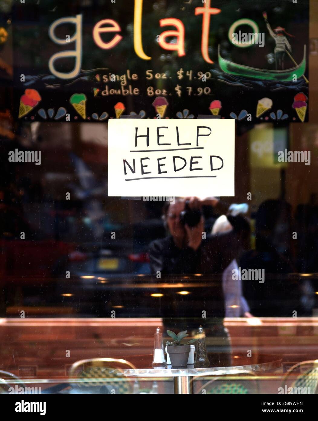 Ein Help Wanted Schild, das an der Windwatte einer Eisdiele und eines Eiscafés in Santa Fe, New Mexico, klebt. Stockfoto