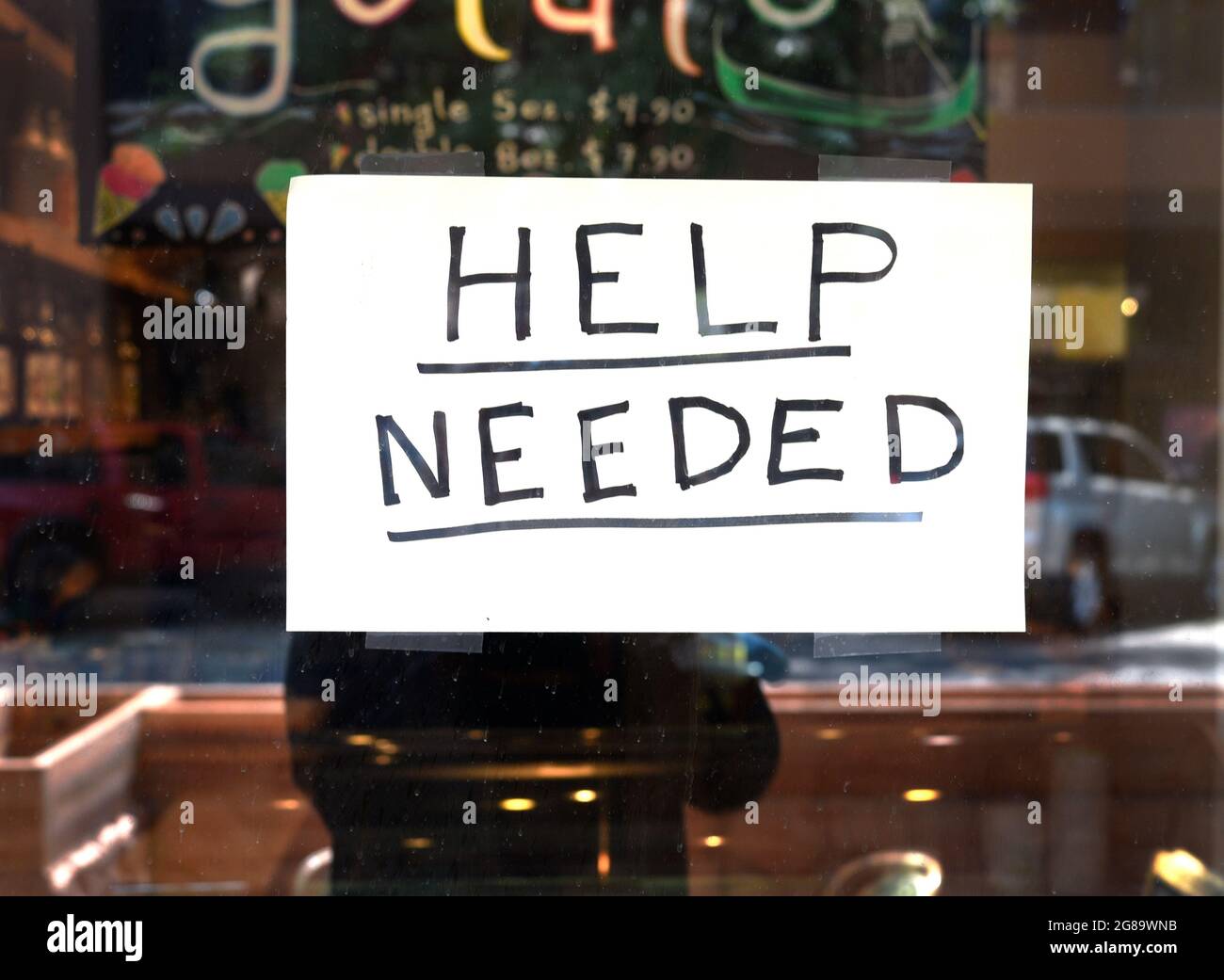 Ein Help Wanted Schild, das an der Windwatte einer Eisdiele und eines Eiscafés in Santa Fe, New Mexico, klebt. Stockfoto
