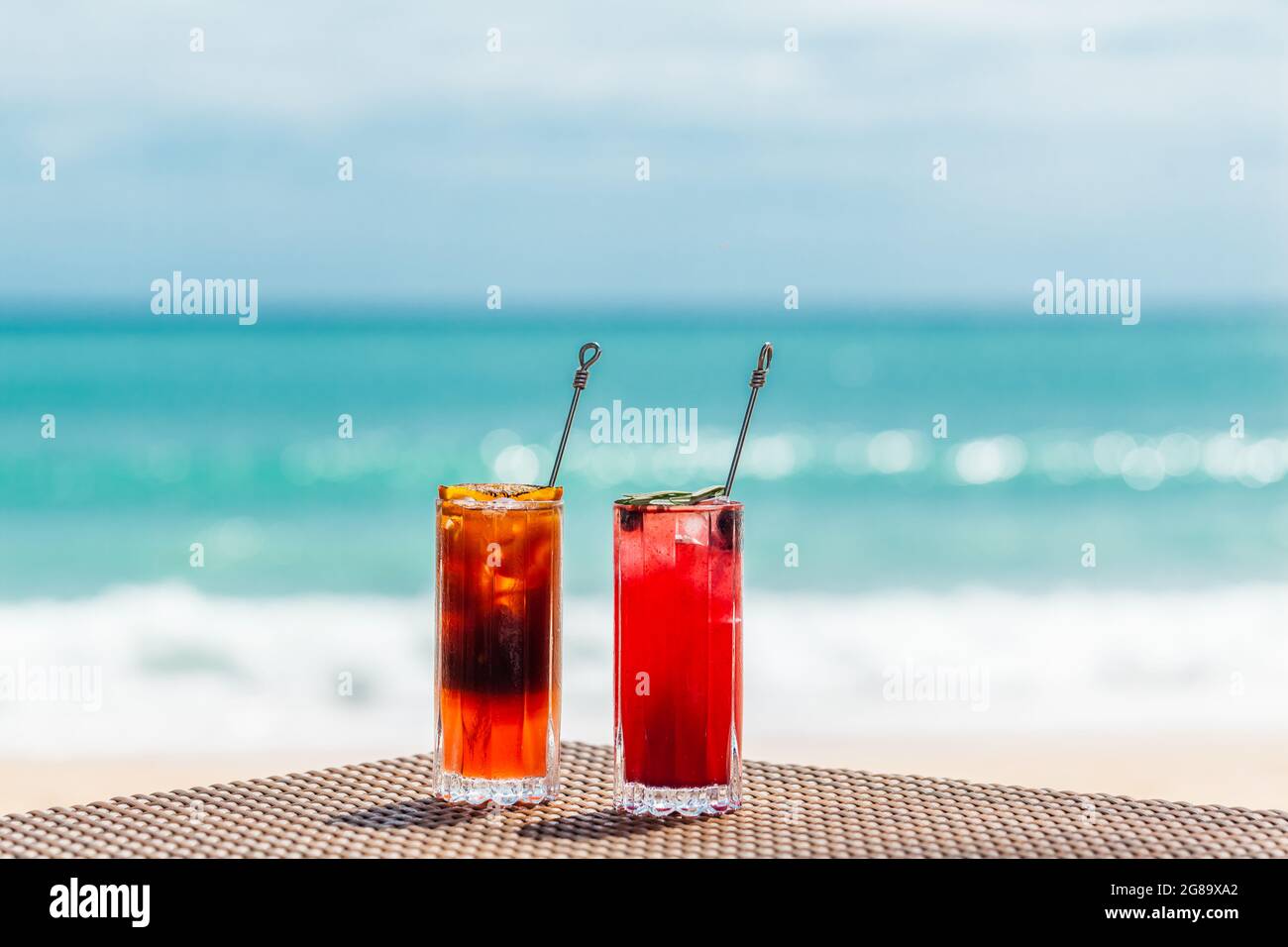 Exotische bunte Cocktails am Tisch am Meer, Holidays in Paradise Konzept Stockfoto