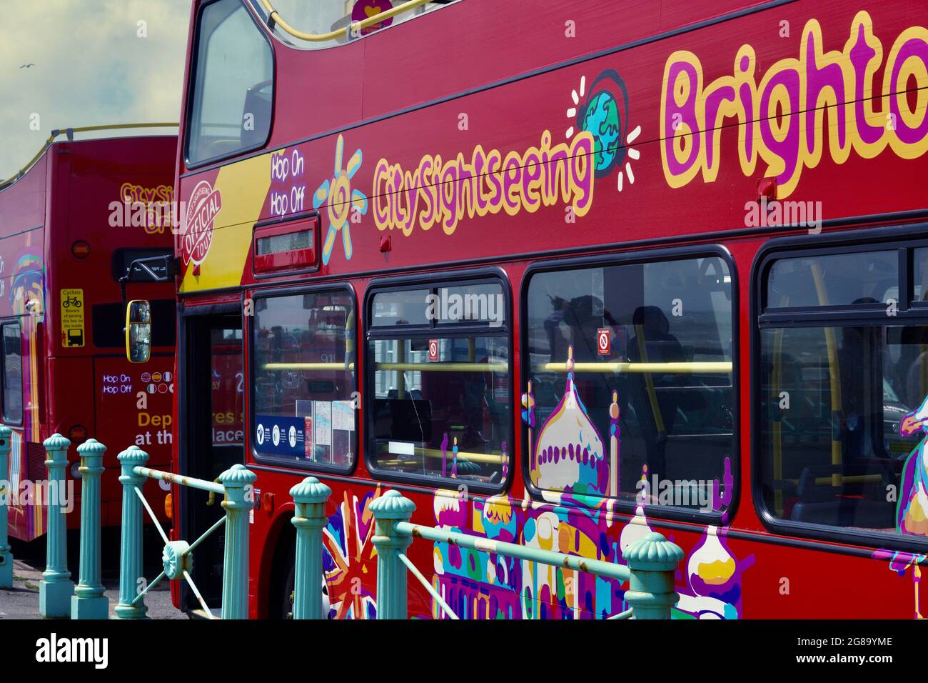 Farbenfrohe Doppeldecker-Reisebusse warten an den Bushaltestellen, um Passagiere für ihre Fahrten entlang der Küste von Brighton nach Eastbourne abzuholen Stockfoto